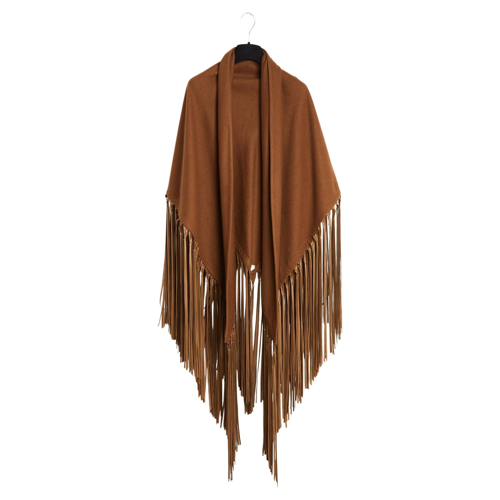 Chal Hermès Chale Triangle a franges Años 90 Cachemira y flecos de cuero Hermes en venta