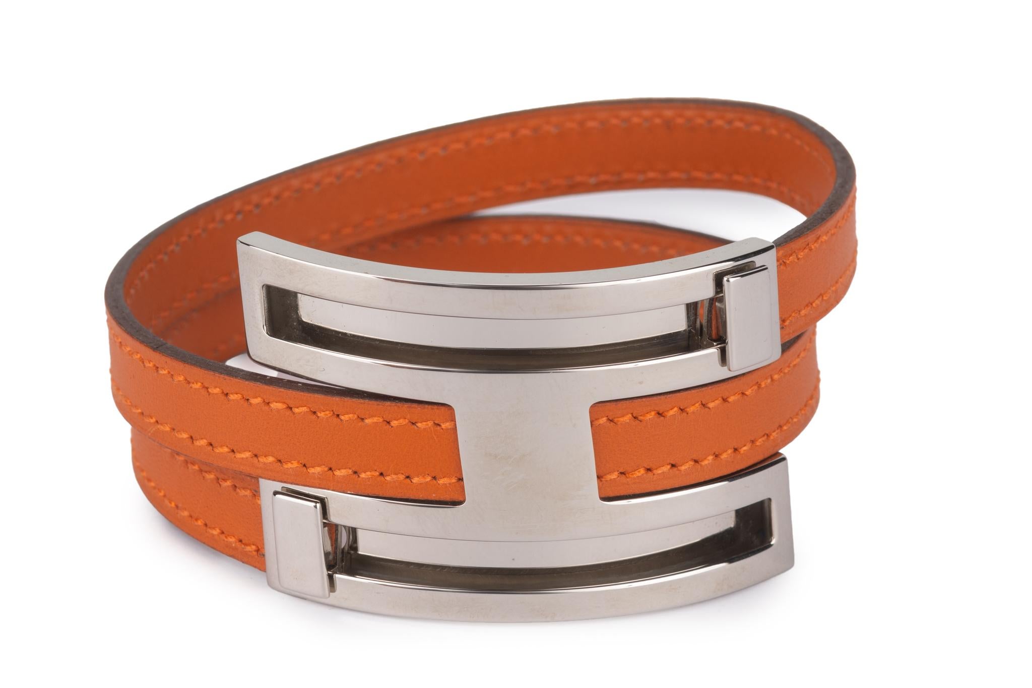 Hermès Chamonix Pousee Pousse Armband in orangeDieses wunderschön gestaltete Armband wird zweimal um das Handgelenk gewickelt und mit einer exzellent gearbeiteten Goldschließe geschlossen. Kommt mit originalem Samtetui.