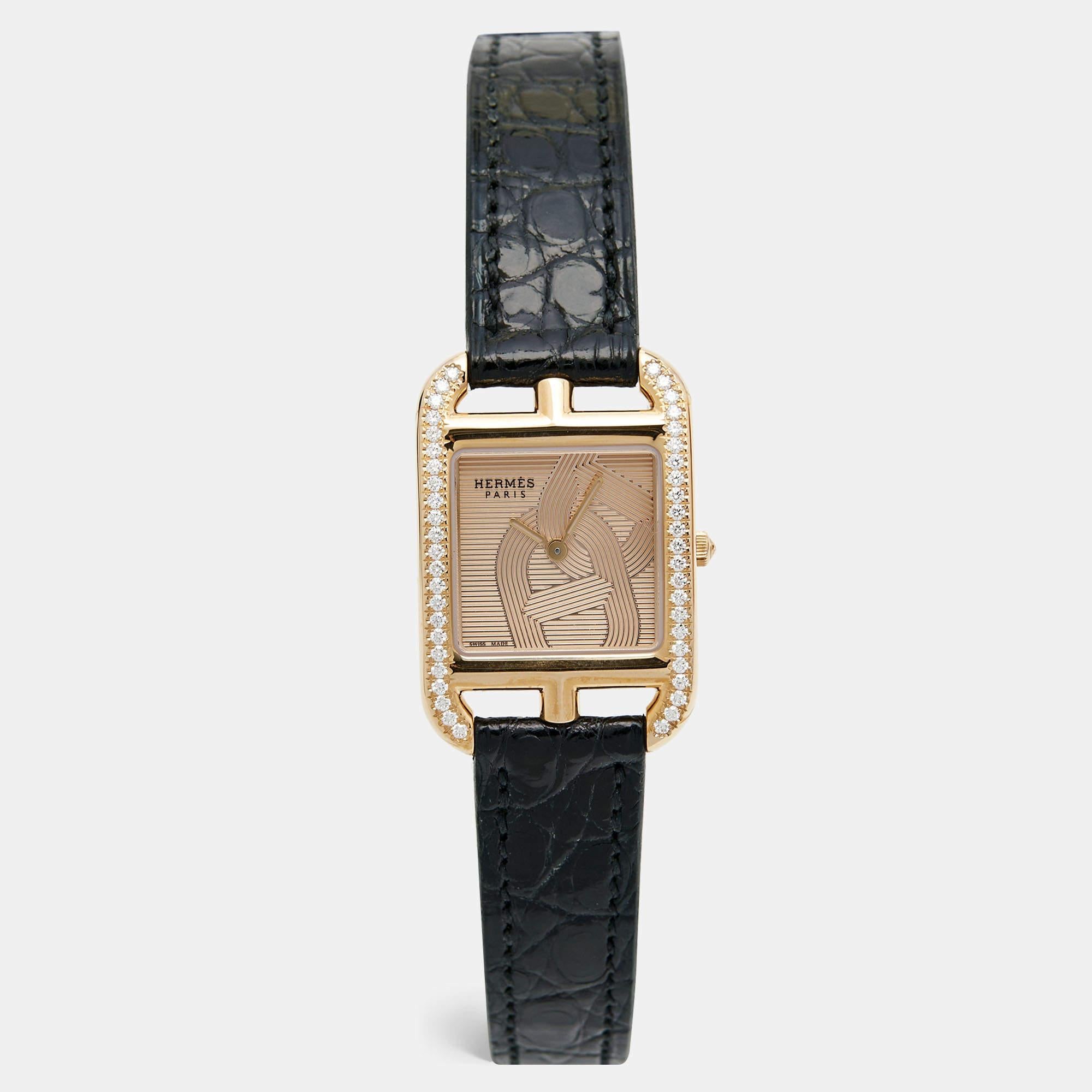 La montre-bracelet féminine Hermès Cape Cod CC1.371 est une luxueuse montre-bracelet qui respire l'élégance. Réalisé avec un grand souci du détail, son boîtier en or rose 18 carats est orné de diamants, ce qui lui confère une grande opulence. Le
