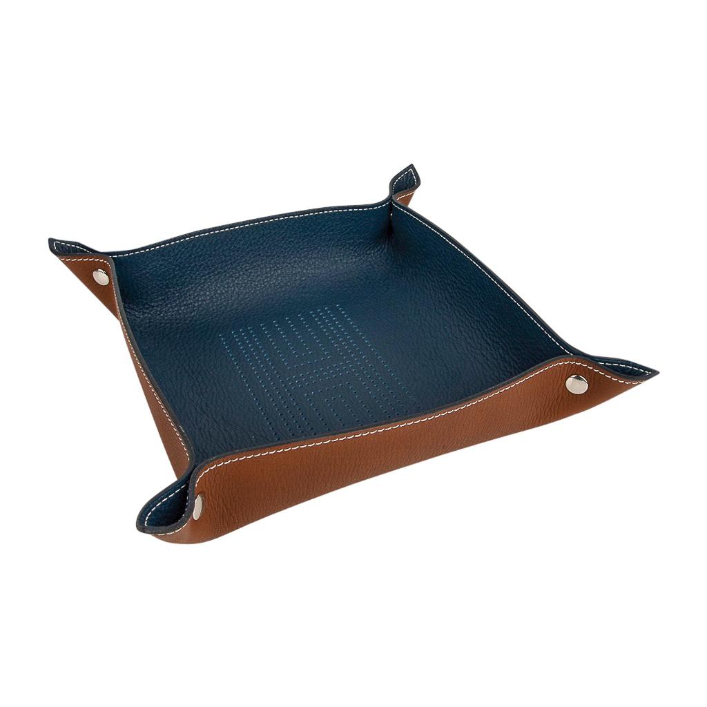 Guaranteed authentic Hermes H Mises et Relances bi-color change tray with perforated H.
Beautifully crafted featuring Blue and Fauve with white topstitch in Clemence leather.
Nickelled clou de selle snaps.
A beautiful desk or bedroom