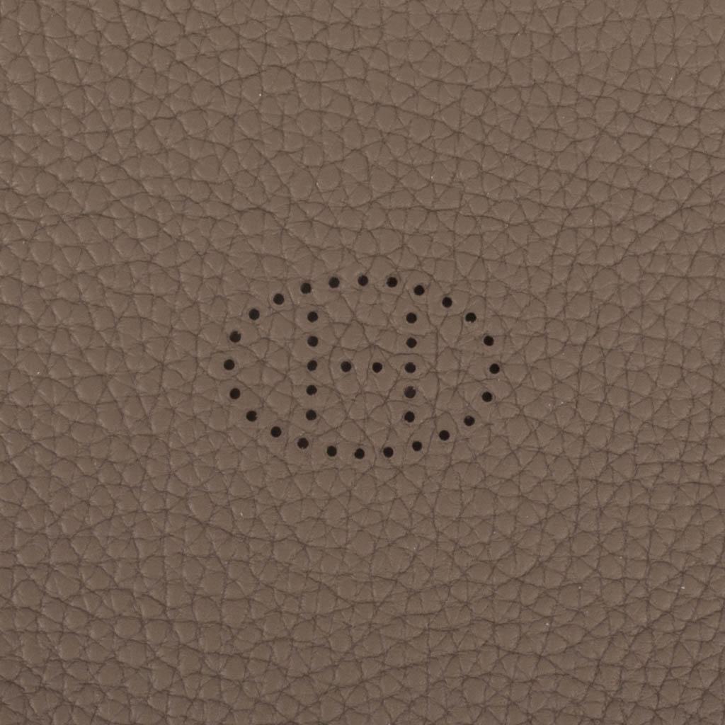 Guaranteed authentic Hermes Mises et Relances mini change tray.
Beautifully crafted in Clemence leather neutral etoupe.
Palladium clou de selle snaps.
A beautiful desk or bedroom accessory.
Stamped Hermes Made in Italy.
New or Store Fresh