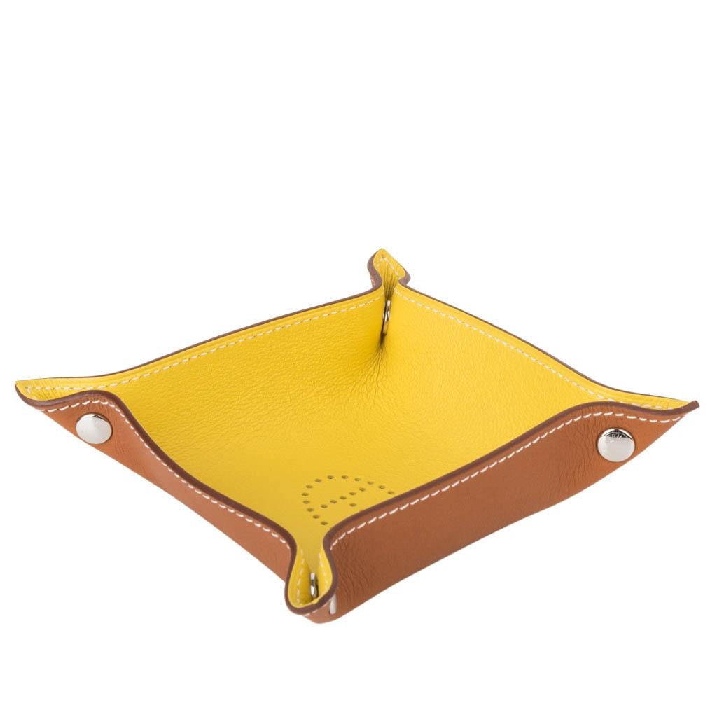 Guaranteed authentic Hermes Mises et Relances Jaune and Fauve bi-colour mini change tray.
Beautifully crafted in Clemence leather.
Palladium clou de selle snaps.
A beautiful desk or bedroom accessory.
Stamped Hermes Made in France.
New or Store