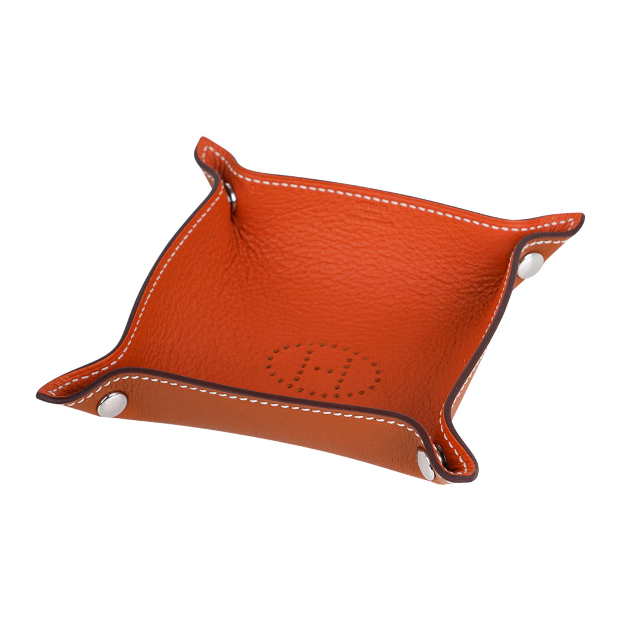 Mightychic offers a guaranteed authentic Hermes Mises et Relances Orange and Fauve bi-colour mini change tray.
Beautifully crafted in Clemence and Swift leather.
Palladium clou de selle snaps.
A beautiful desk or bedroom accessory.
Stamped Hermes