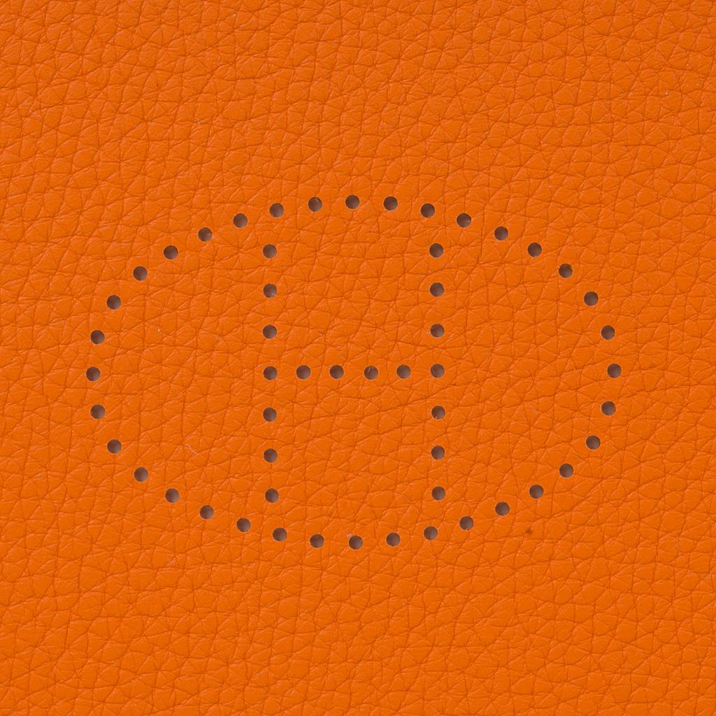 Guaranteed authentic Hermes Mises et Relances change tray with perforated Evelyn H.
Beautifully crafted featuring Orange Clemence leather.
Nickelled clou de selle snaps.
A beautiful desk or bedroom accessory.
Stamped Hermes Made in France.
New or