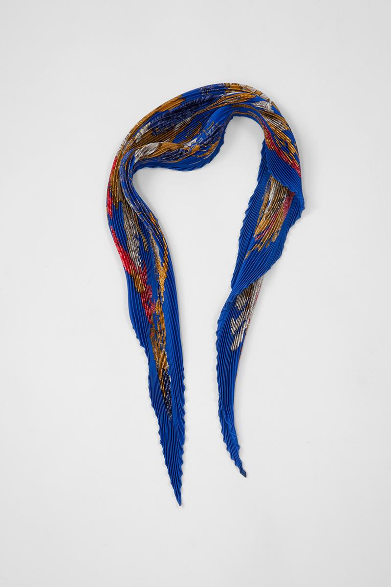 Designed by Annie Faivre and issued in 1990, “Chapeau !” is a rare Hermès scarf, even more in its accordion version ! Such version is a classic Hermès silk twill “carré” scarf turned into a refined and skilled “plissé” (technically challenging
