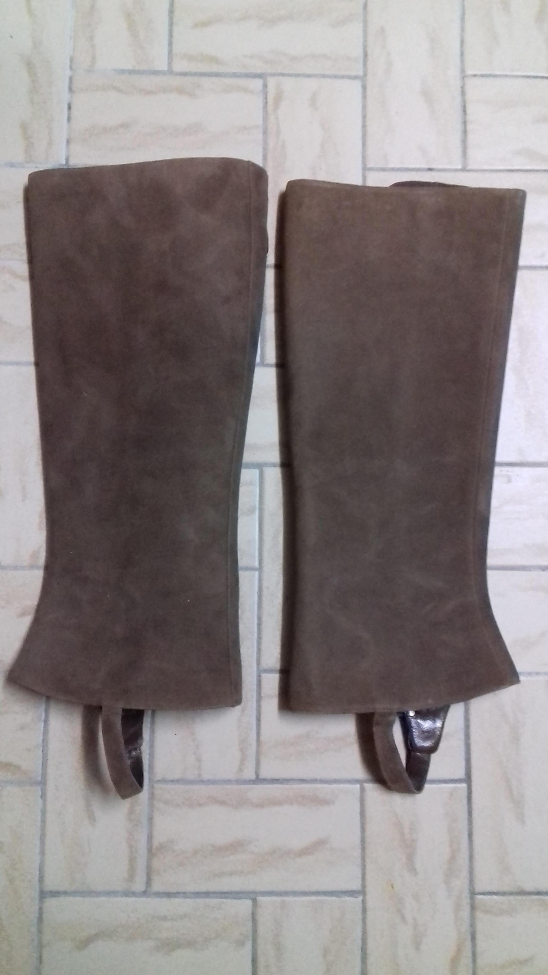 Rare and Beautiful Authentic Hermès Chaps

Made of Suede Leather and Silver-Tone Buckles

Inside is lined with a plastic material

Closes by hidden zipper and 3 buckles

