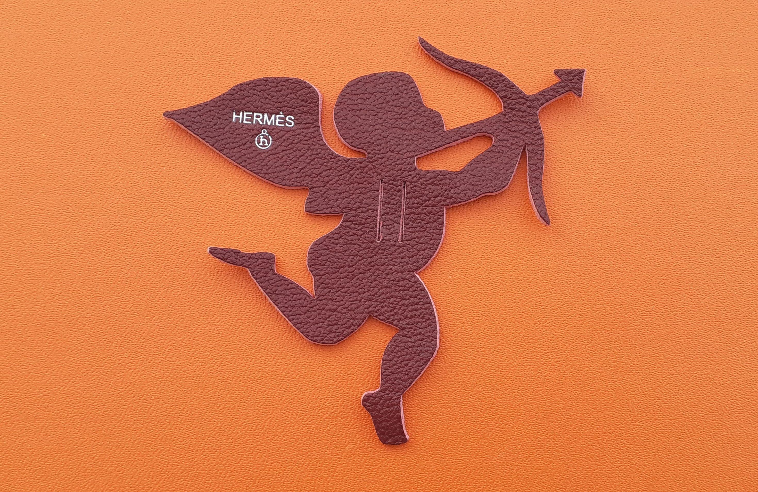 Adorable Authentic Hermès Charm

In shape of Cupid

From the Petit h collection

Made of leather

Colorway: burgundy

This charm adorned the packaging of a small h item, so it has only one side

