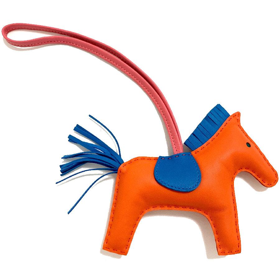 Beautiful HERMES horse charm, rodeo model in orange leather, blue and pink leather strap.
Brand HERMES engraved on the leather.
This charm is in perfect condition.
Dimensions: horse: 16x11 cm
The charm will be delivered in its box with its HERMES