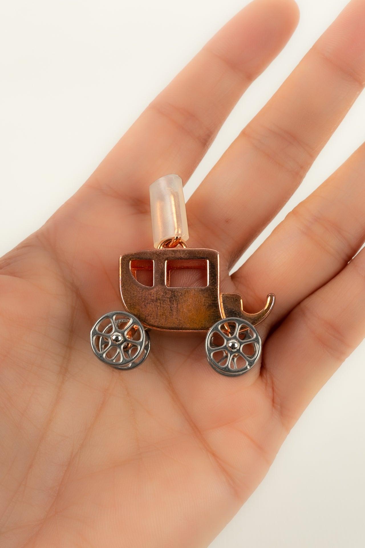 Hermès - (Made in France) Charm pendant in pink gold-plated.

Additional information:
Condition: Good condition
Dimensions: Height: 4 cm

Seller Reference: ACC28