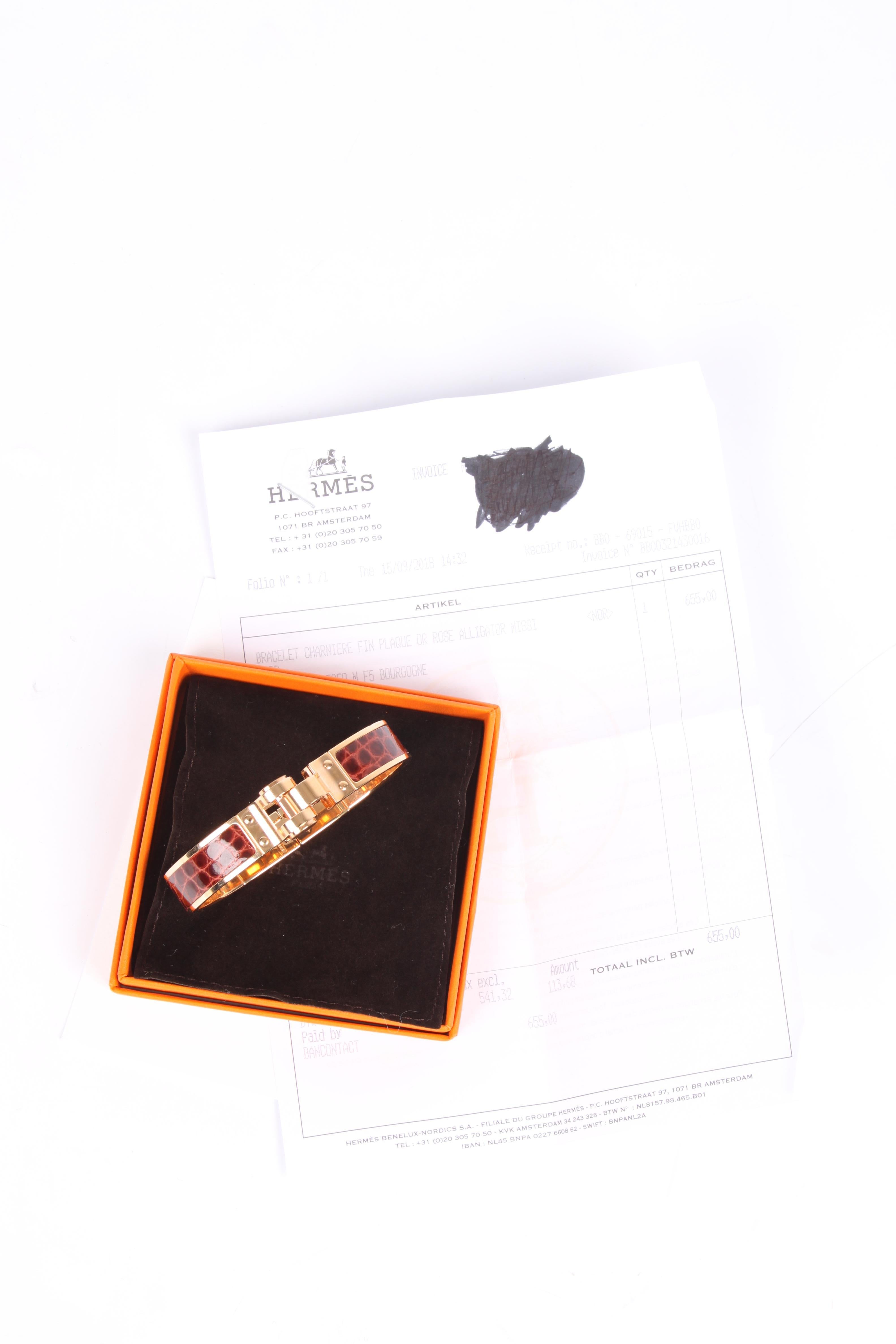 What a beauty is this Hermès Chanière Bracelet!

Crafted from rose gold-tone metal embellished with brown aligator leather. Closure with a hinge.

In marvellous condition, never been worn. Comes with box, velvet pouch and purchase receipt.