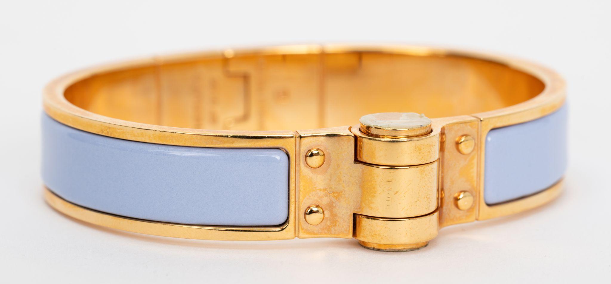 The Hermes Charniere Uni Hinged Bracelet features an enamel and gold plated body. The beautiful silhouette is complete with a push-clasp. CIrcumference 7.5
