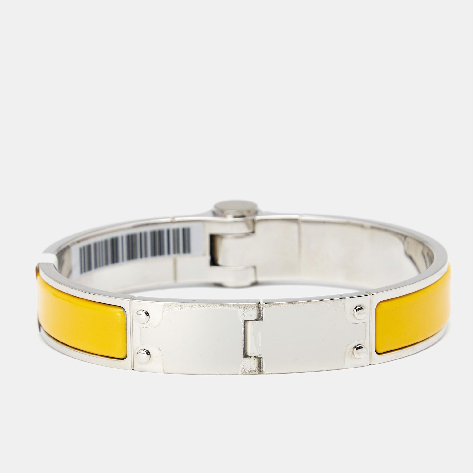 Hermès Charniere Uni bracelet is designed from a gold-plated body and features a slender silhouette. It is coated with yellow enamel and is complete with a push-clasp closure. You can easily dress up or down with this simple accessory. Styled with