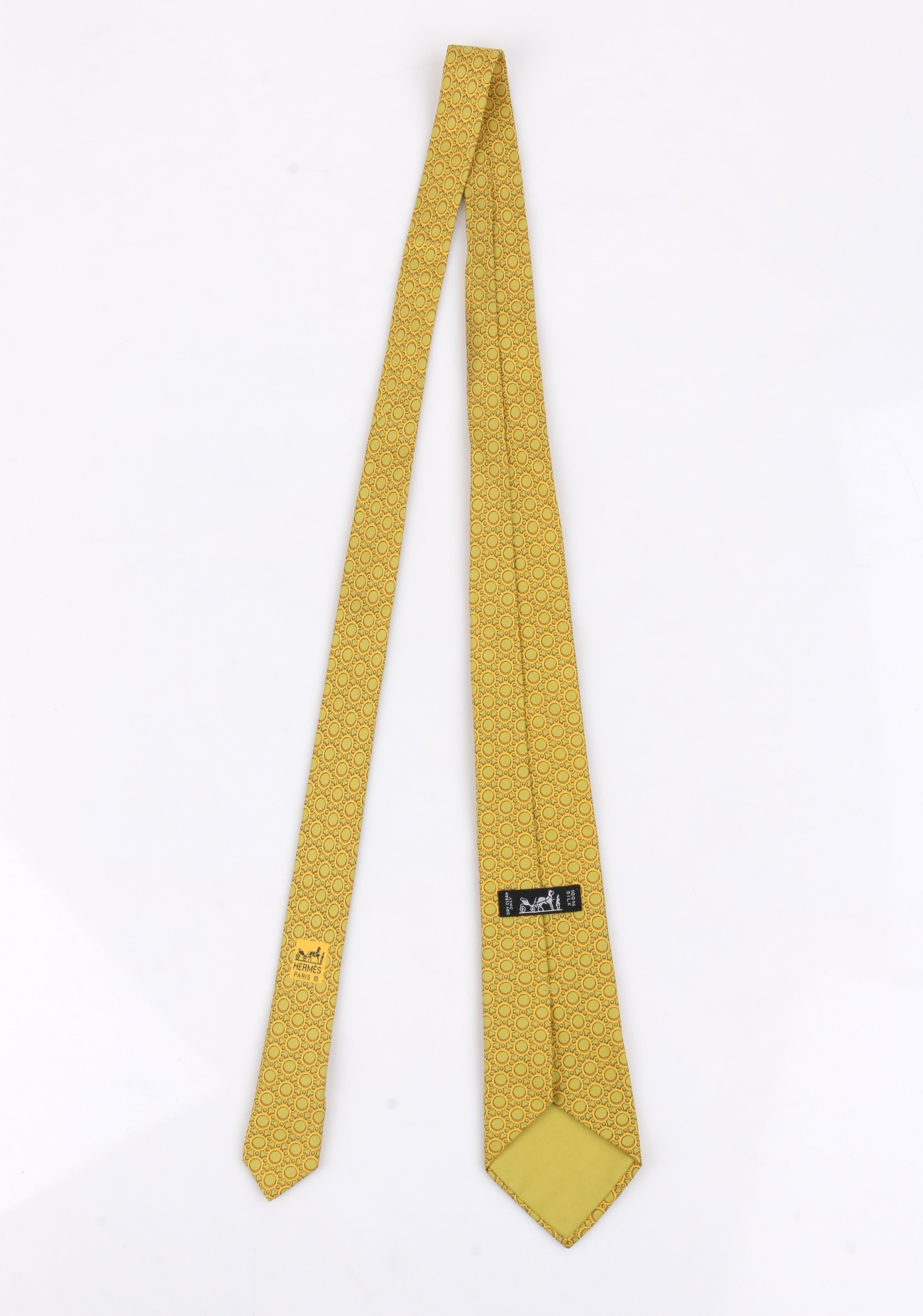 HERMÈS Cravate plissée en soie à imprimé géométrique vert chartreuse et jaune avec 5 plis 7774 FA Bon état à Thiensville, WI