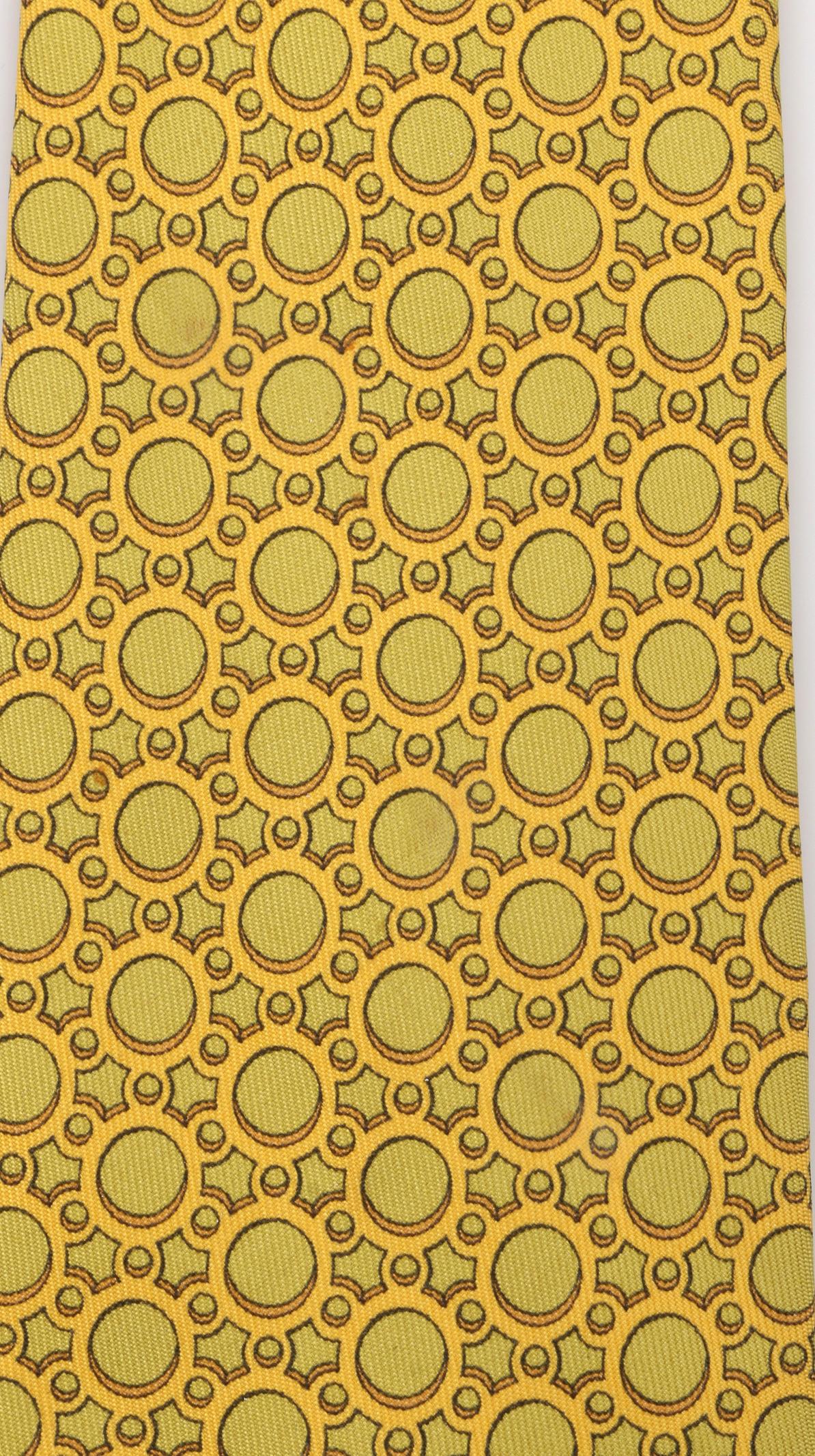 HERMÈS Cravate plissée en soie à imprimé géométrique vert chartreuse et jaune avec 5 plis 7774 FA 2