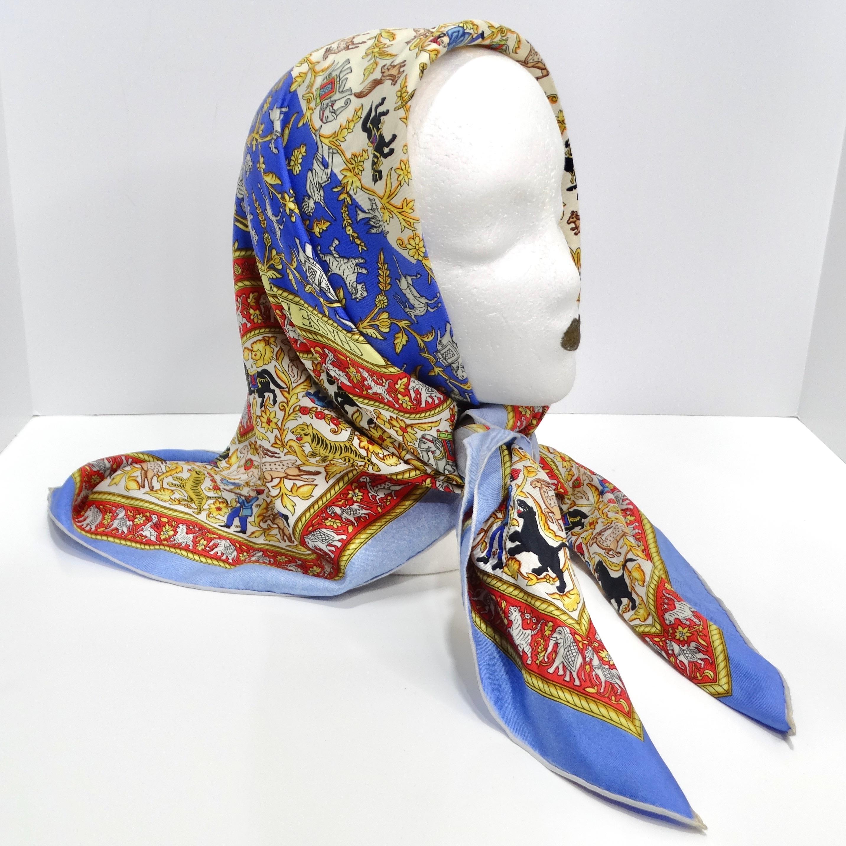 Voici l'écharpe imprimée en soie Chasse en Inde d'Hermès, un accessoire classique et élégant qui capture l'essence du luxe et de la sophistication. Confectionnée en soie luxueuse, cette écharpe emblématique présente un superbe imprimé 