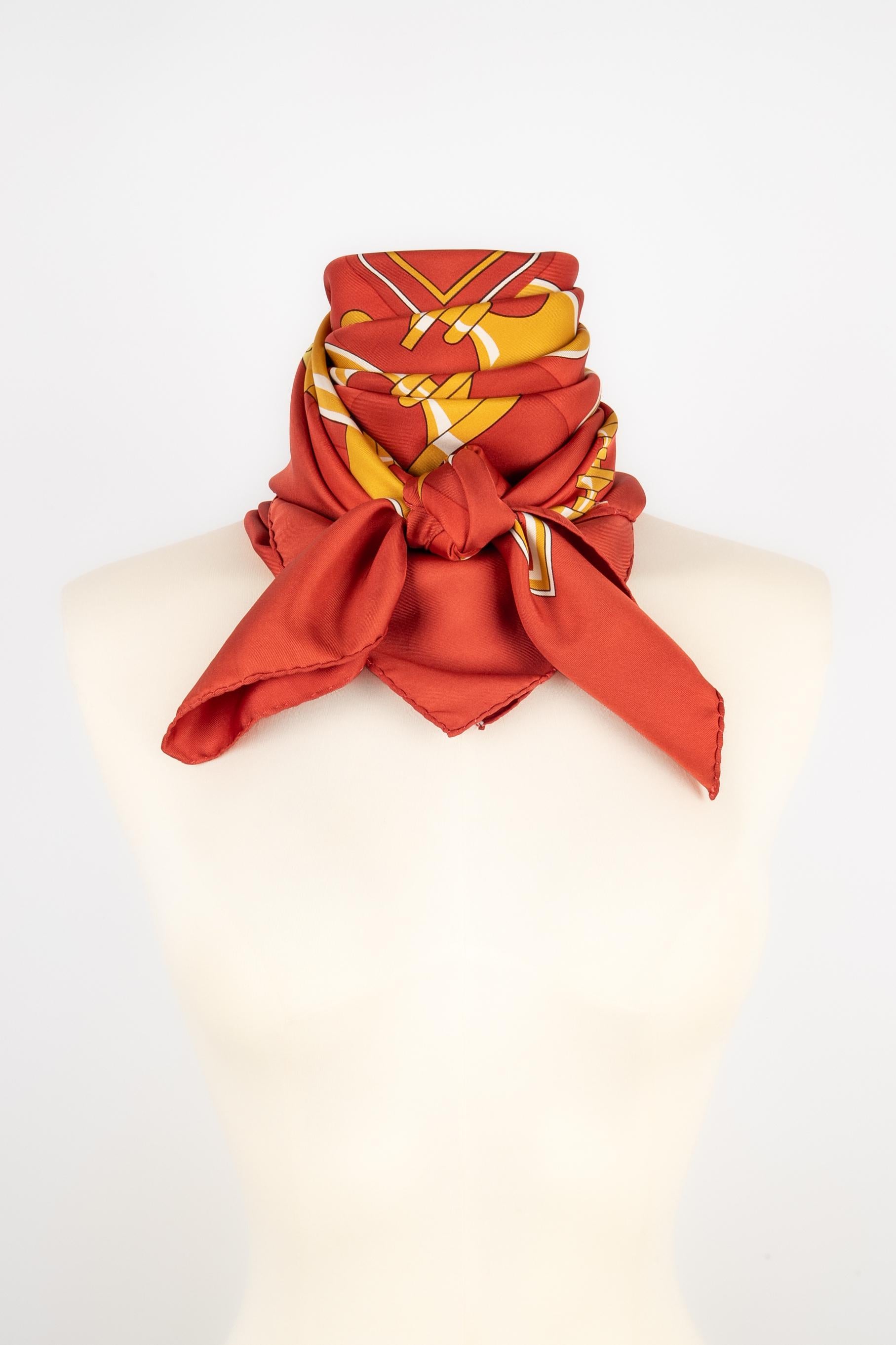 HERMÈS - (Made in France) Silk twill foulard illustrated with the 'Chessboard' theme designed by Pierre Péron. Produced in 1975, and never reproduced.

Condition:
Very good condition

Dimensions:
90 cm x 90 cm

FFH24