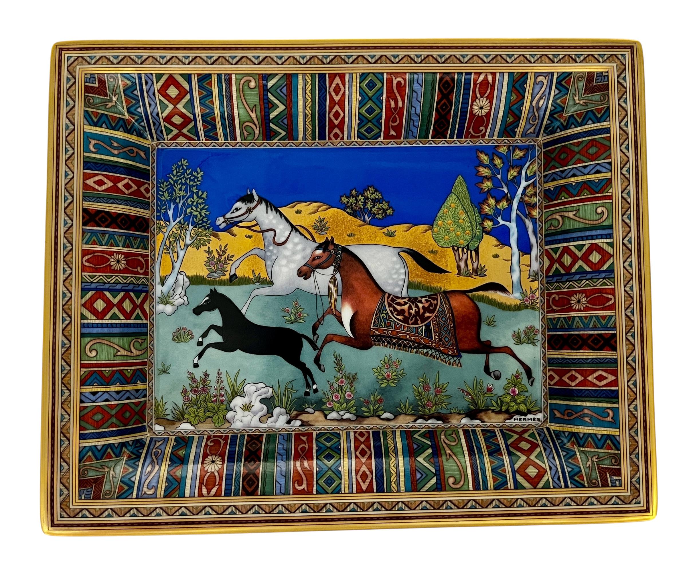 Vassoio portaoggetti in porcellana Hermès Cheval d'Orient di Nathalie Rolland Huckel.  Il vassoio è in condizioni eccellenti, con un'usura minima o nulla.  Viene fornito nella scatola originale di Hermes.  