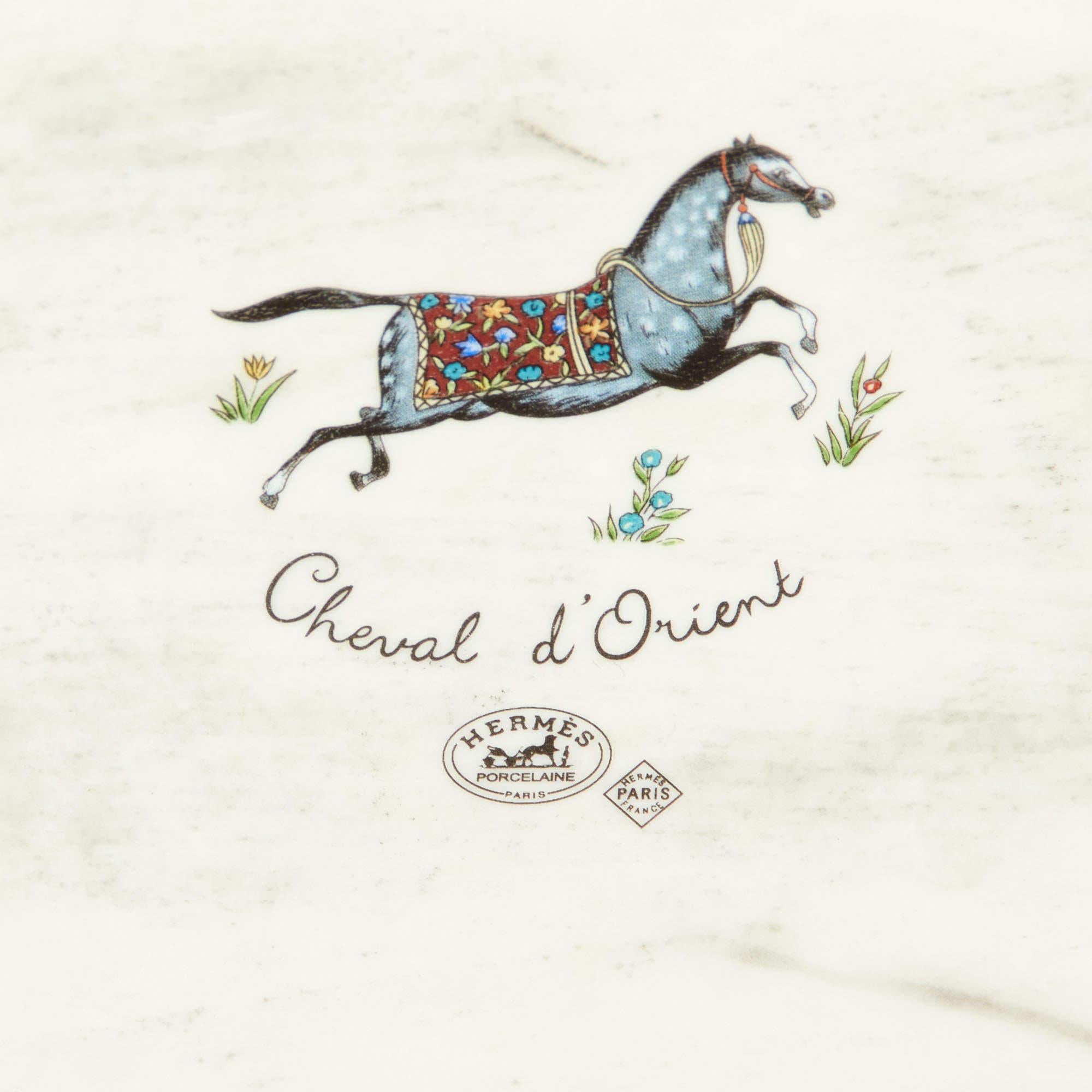 Hermès Cheval d'Orient Weiß bedruckte Porzellan-Gemüseschale im Angebot 1