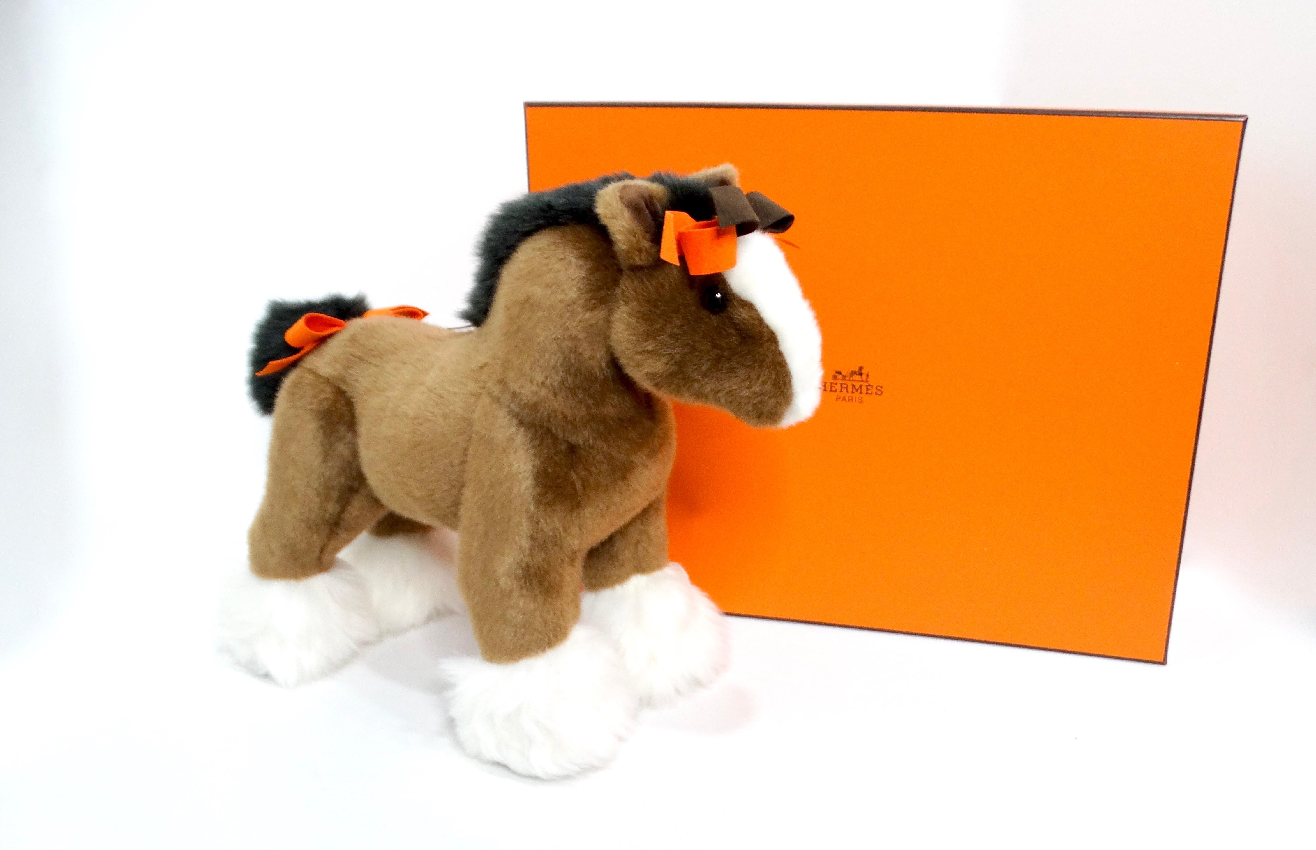Ti presentiamo il peluche Hermes Cheval Hermy Brown Horse, una lussuosa rappresentazione del fascino equestre che ricorda un maestoso Clydesdale. Realizzato in Italia con una meticolosa attenzione ai dettagli, questo cavallo di peluche offre un mix