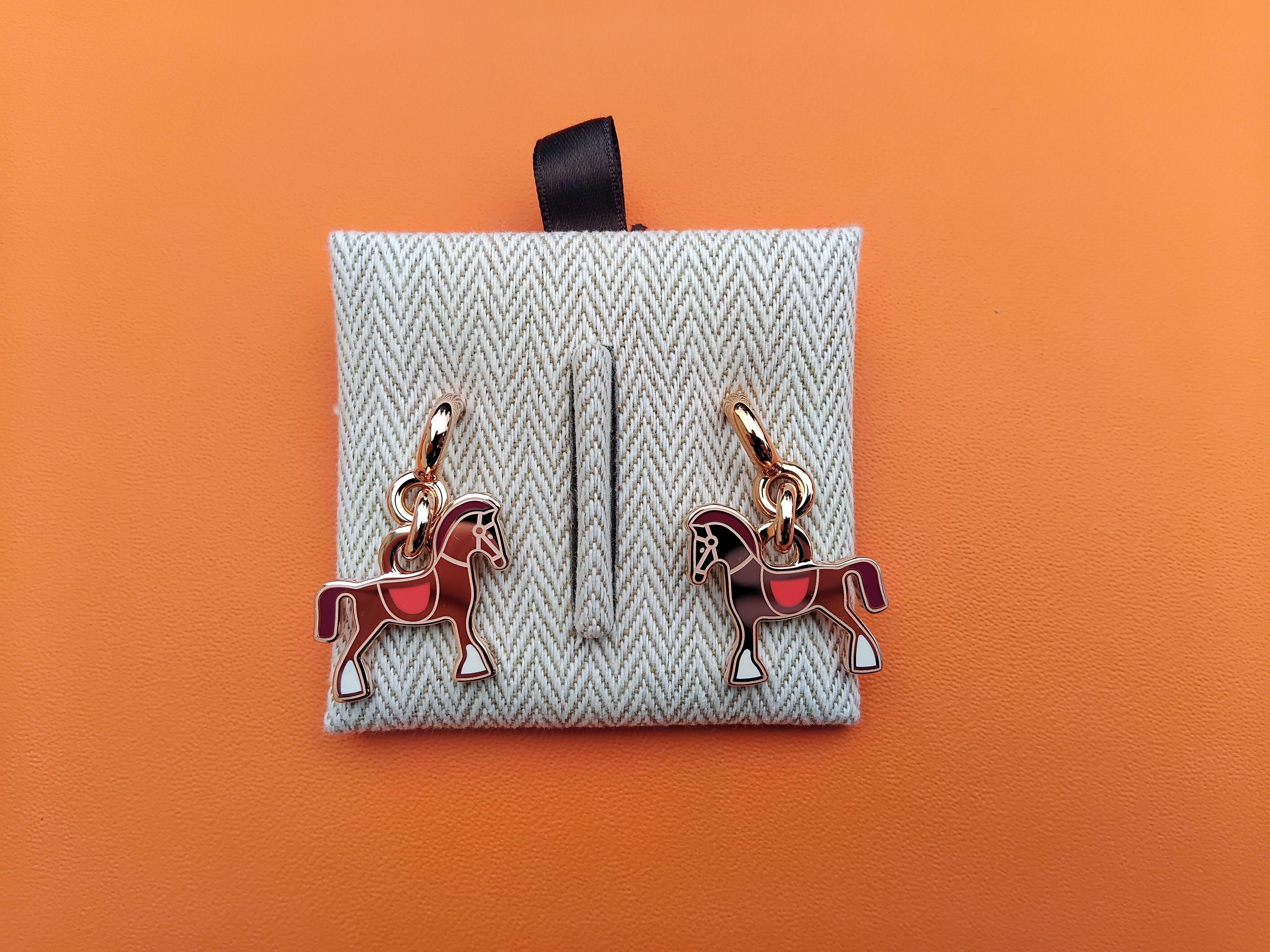 Cute and Beautiful Authentic Hermès Earrings

In shape of horses

Made of lacquered metal / rose gold plated finish (pinky gold)

For pierced ears

Colorway: 