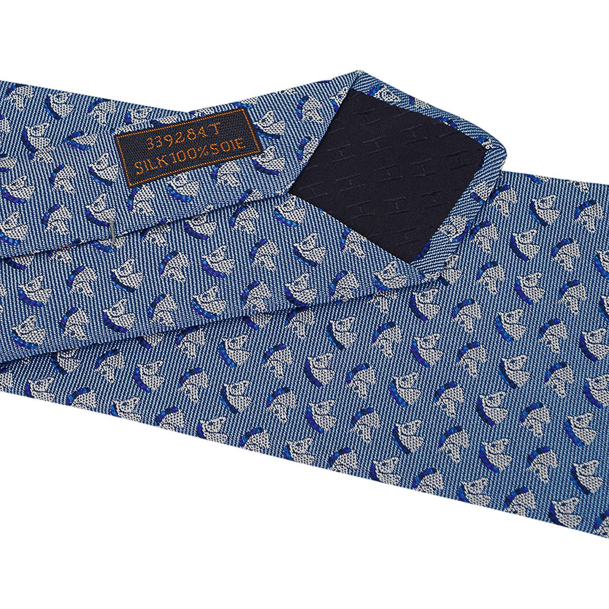 Hermes Cheval Rebelle Tie 7 Ciel Blanc and Marine Heavy Silk Twill For Sale 7