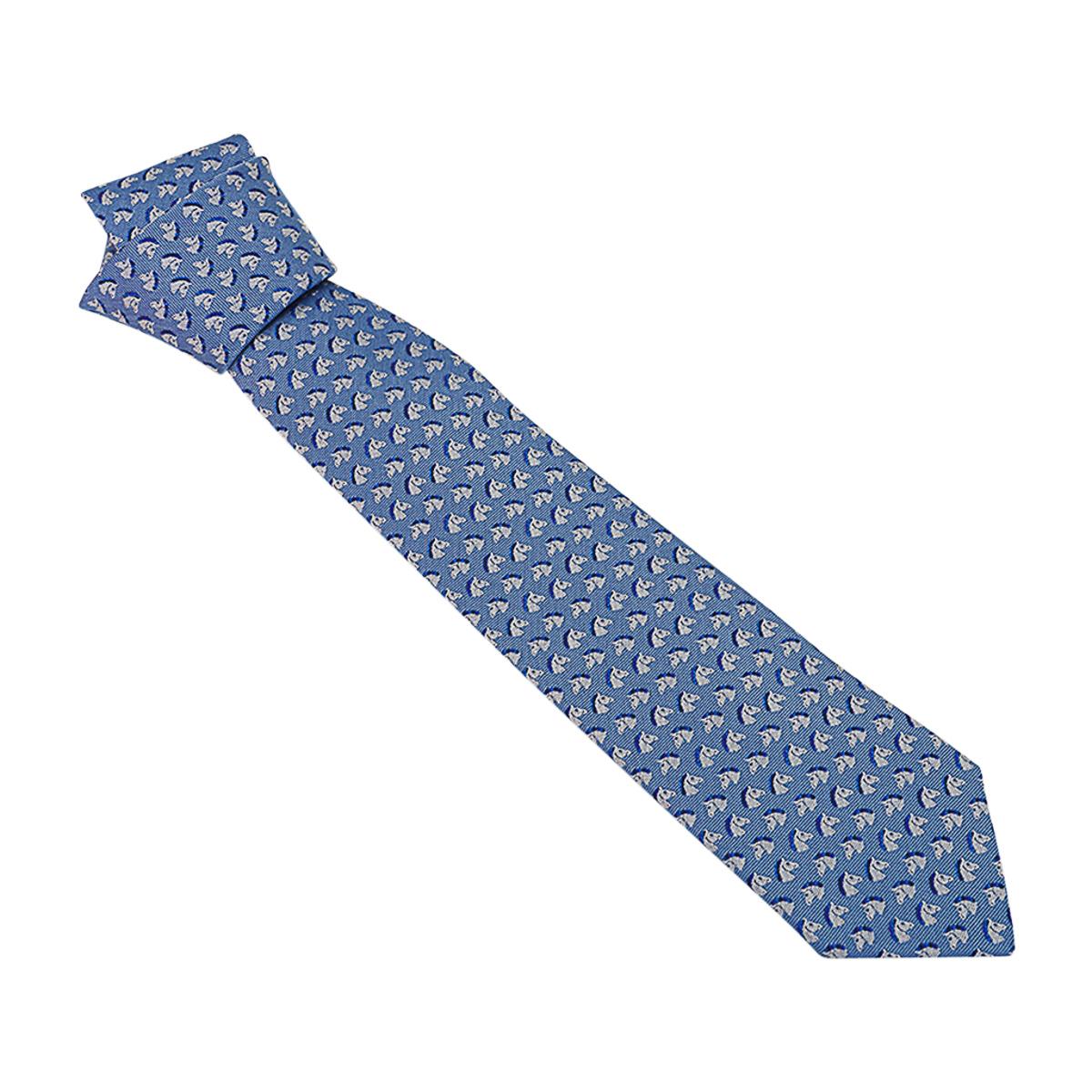 Hermes Cheval Rebelle Tie 7 Ciel Blanc and Marine Heavy Silk Twill For Sale 1
