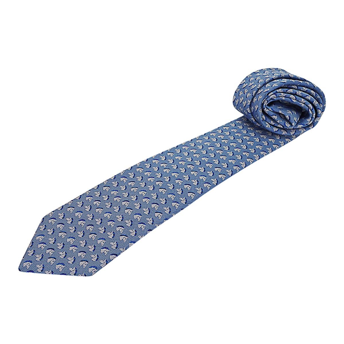 Hermes Cheval Rebelle Tie 7 Ciel Blanc and Marine Heavy Silk Twill For Sale 2