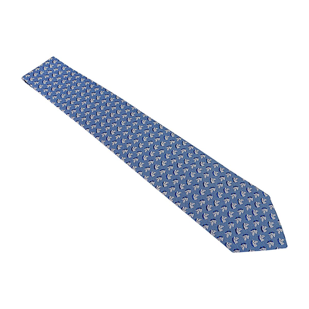 Hermes Cheval Rebelle Tie 7 Ciel Blanc and Marine Heavy Silk Twill For Sale 4