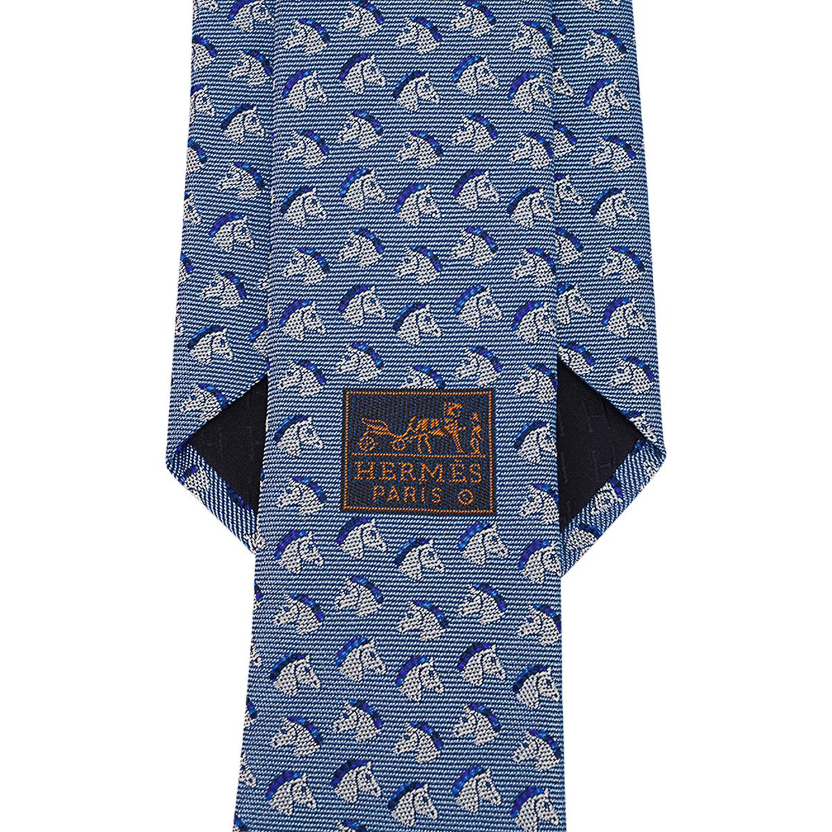 Hermes Cheval Rebelle Tie 7 Ciel Blanc and Marine Heavy Silk Twill For Sale 5