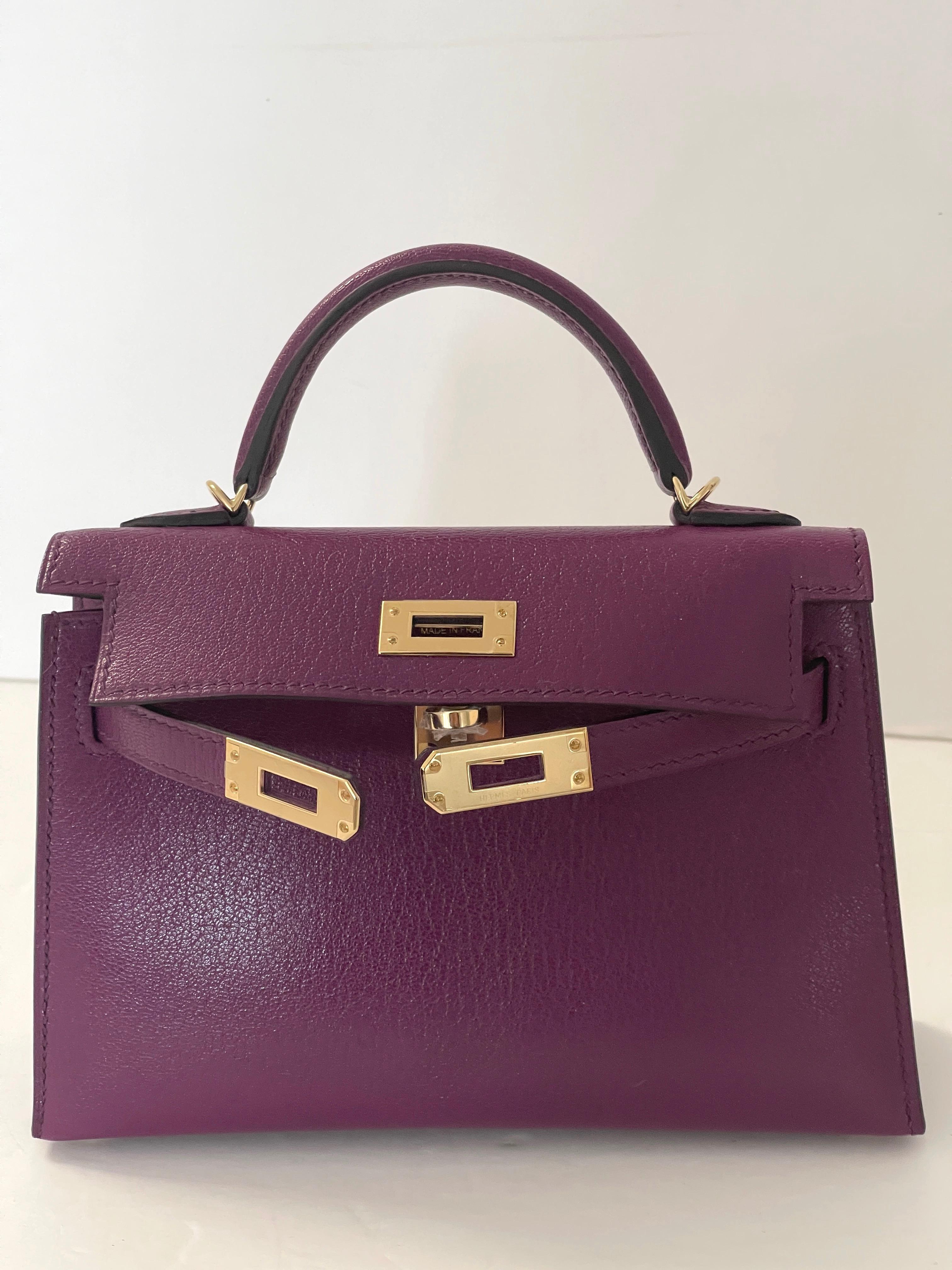 This Kelly, in the Sellier style, is in Anemone Chevre with permabrass hardware and has tonal stitching, two straps with front toggle closure, clochette with lock and two keys, single rolled handle and removable shoulder strap.
Anemone, a beautiful
