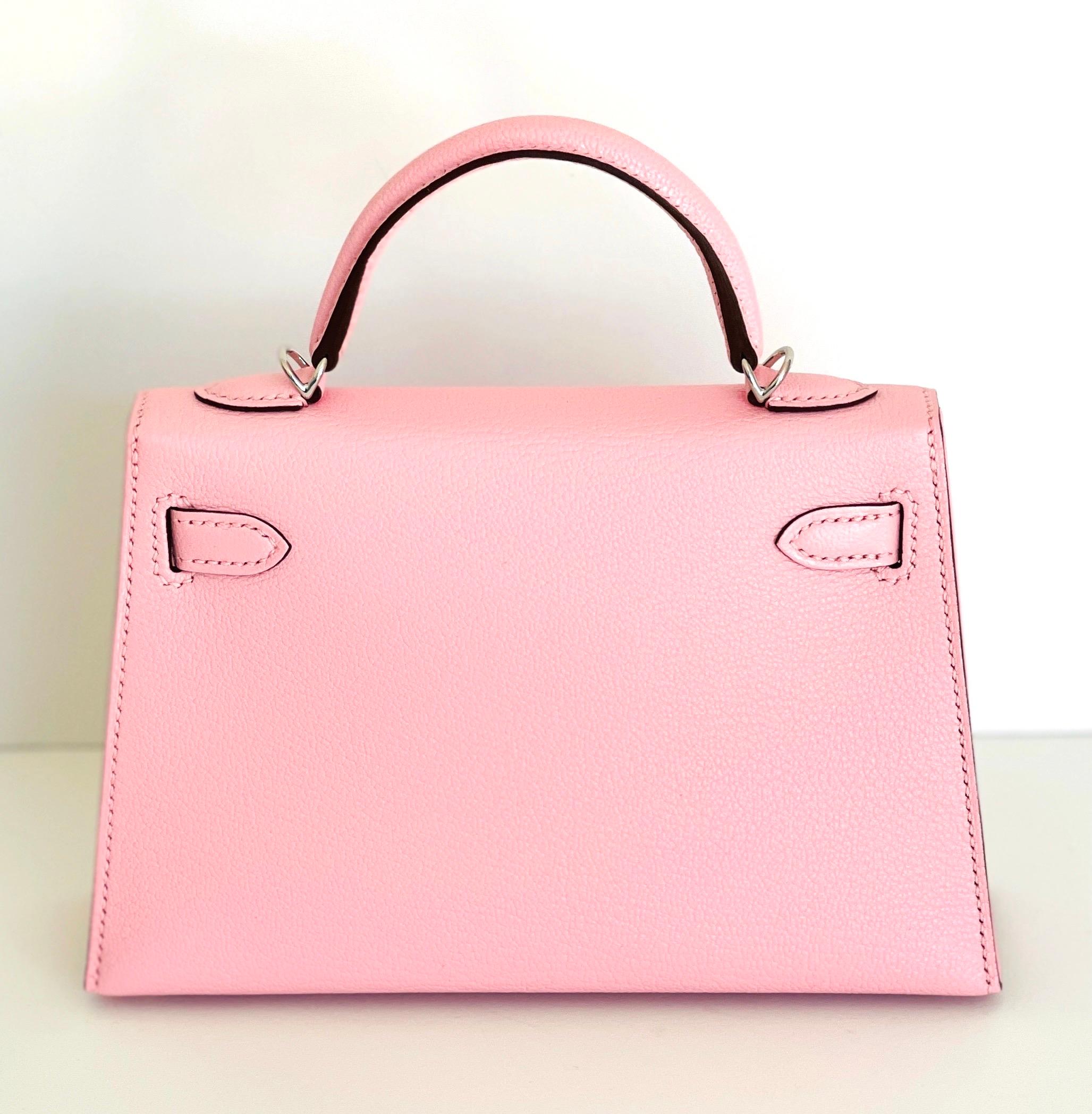 This Kelly, in the Sellier style, is in Rose Sakura Chevre with palladium hardware and has tonal stitching, two straps with front toggle closure, clochette with lock and two keys, single rolled handle and removable shoulder strap.
Rose Sakura,