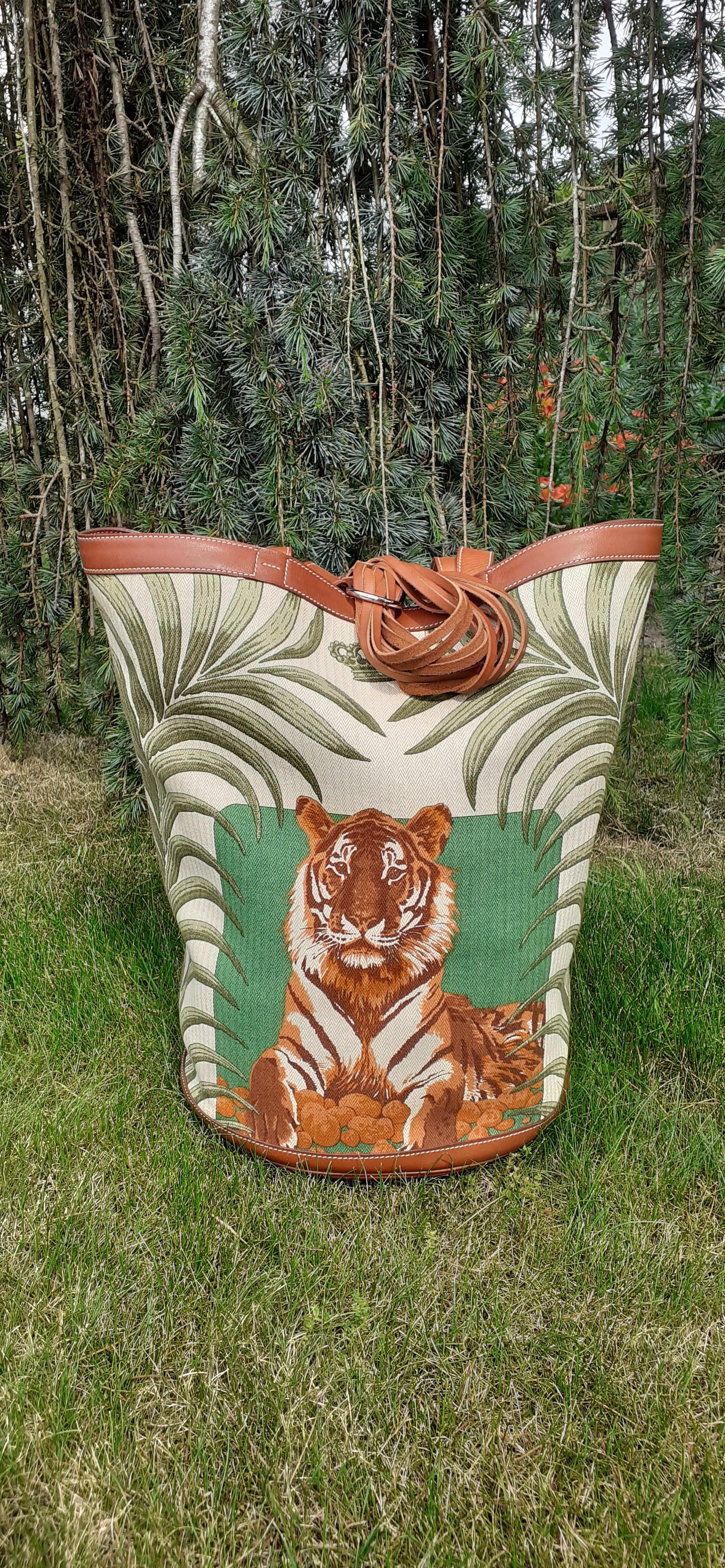 Hermès Chevrons Toile Canvas and Barenia Leather Tigre Royal Bucket Bag RARE For Sale 7