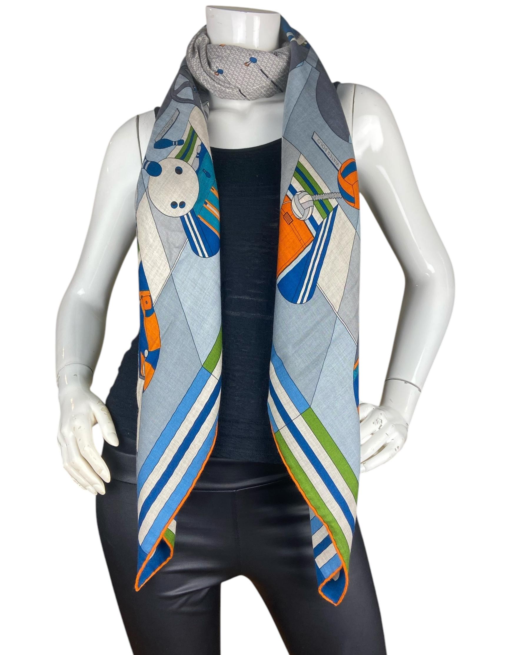 Hermes Chic, Le Sport! Sciarpa scialle in seta/cachemire Naturel/Arancione/Petrol. Creato da Dongjoo Seo. 

Prodotto in: Francia
Colore: Antracite/Grigio/Blu
Materiali: 70% cashmere/ 30% seta
Condizioni generali: Condizioni nuove con etichetta