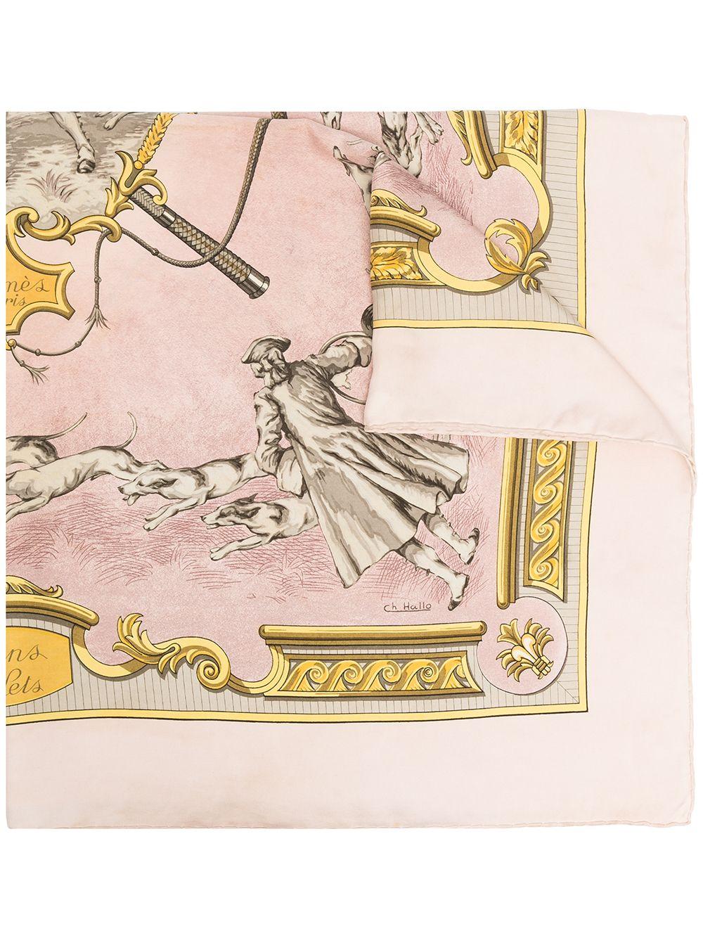 Sciarpa di seta Hermes  sciarpa di seta rosa e grigia Chiens et Valets di J. Charles Hallo con una scena di cani.
Cica 1963s
In buone condizioni vintage. Prodotto in Francia.
35,4in. (90cm)  X 35,4