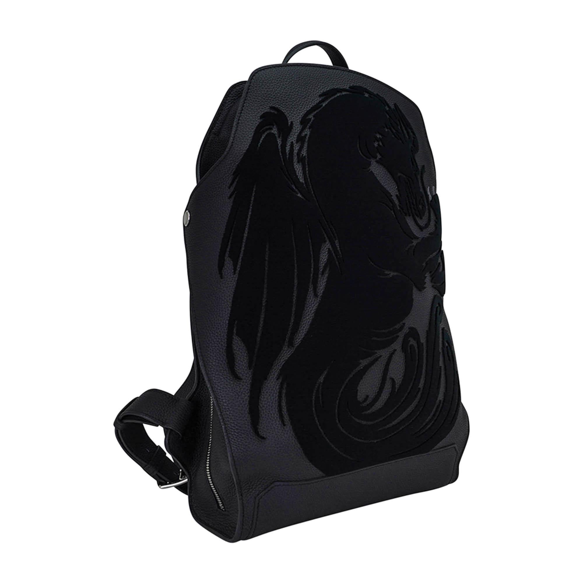 Hermes Chimeres Cityback 27 Rucksack in limitierter Auflage aus schwarzem Togoleder.
Auf der Rückseite befindet sich ein wunderschön gearbeiteter Drache aus der griechischen Mythologie, eine Chimäre.
Die Kreatur wird direkt auf das Leder gestickt