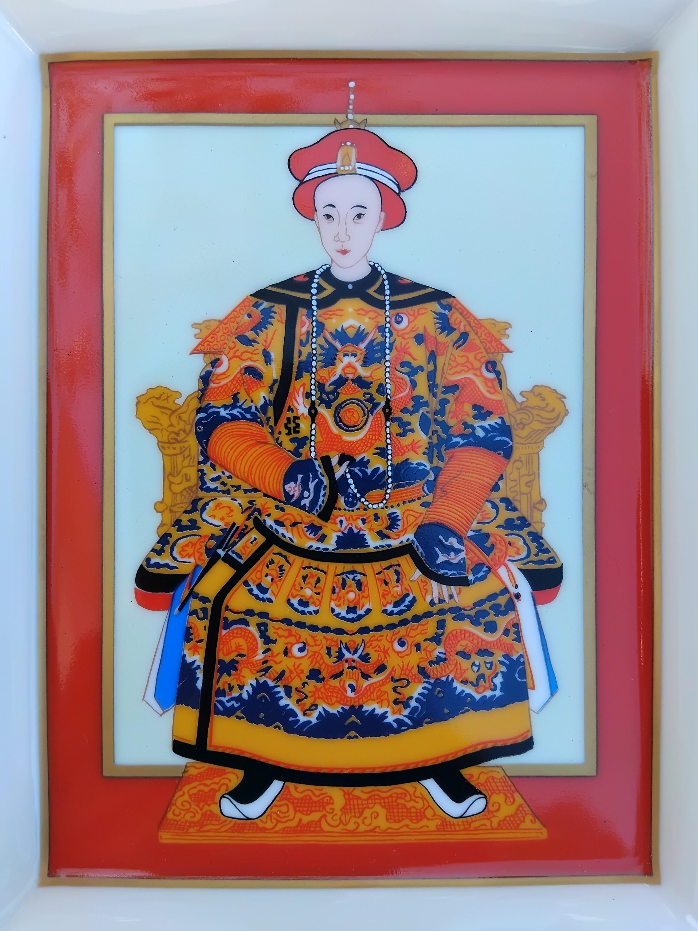 Beautiful and Rare Authentic Hermès Ashtray

Print: Chinese Emperor, China

Made in France

Made of printed porcelain, edges and notches hand-painted with fine gold

Base covered with red suede leather, 