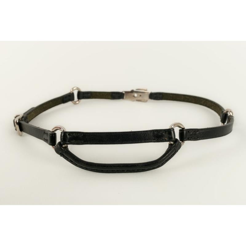 Hermès - Chocker necklace in black leather and silver-plated metal.

Additional information:
Condition: Very good condition
Dimensions: Length: from 37 cm to 38 cm

Seller Reference: BC3