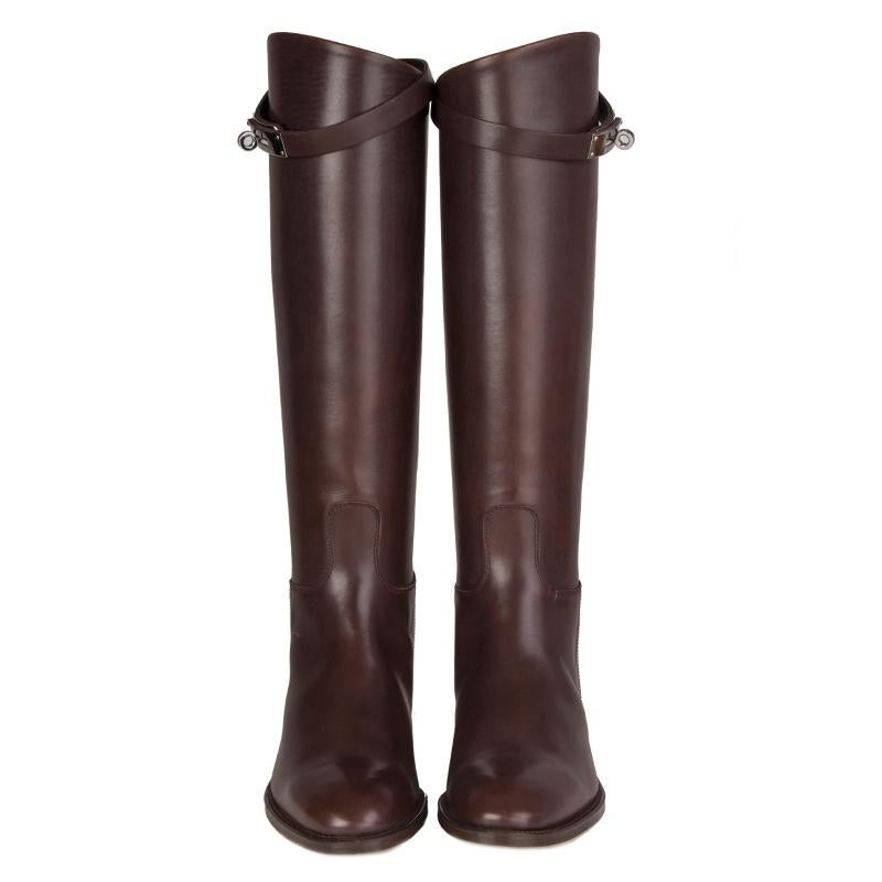  100% authentique Hermès 'Jumping Boots' en cuir box Chocolat avec boucle Kelly en Ruthénium. État neuf. Livré avec boîte et sac à poussière.

Mesures
Taille imprimée	35.5
Taille des chaussures	35.5
Semelle intérieure	24cm (9.4in)
Largeur	7.5cm