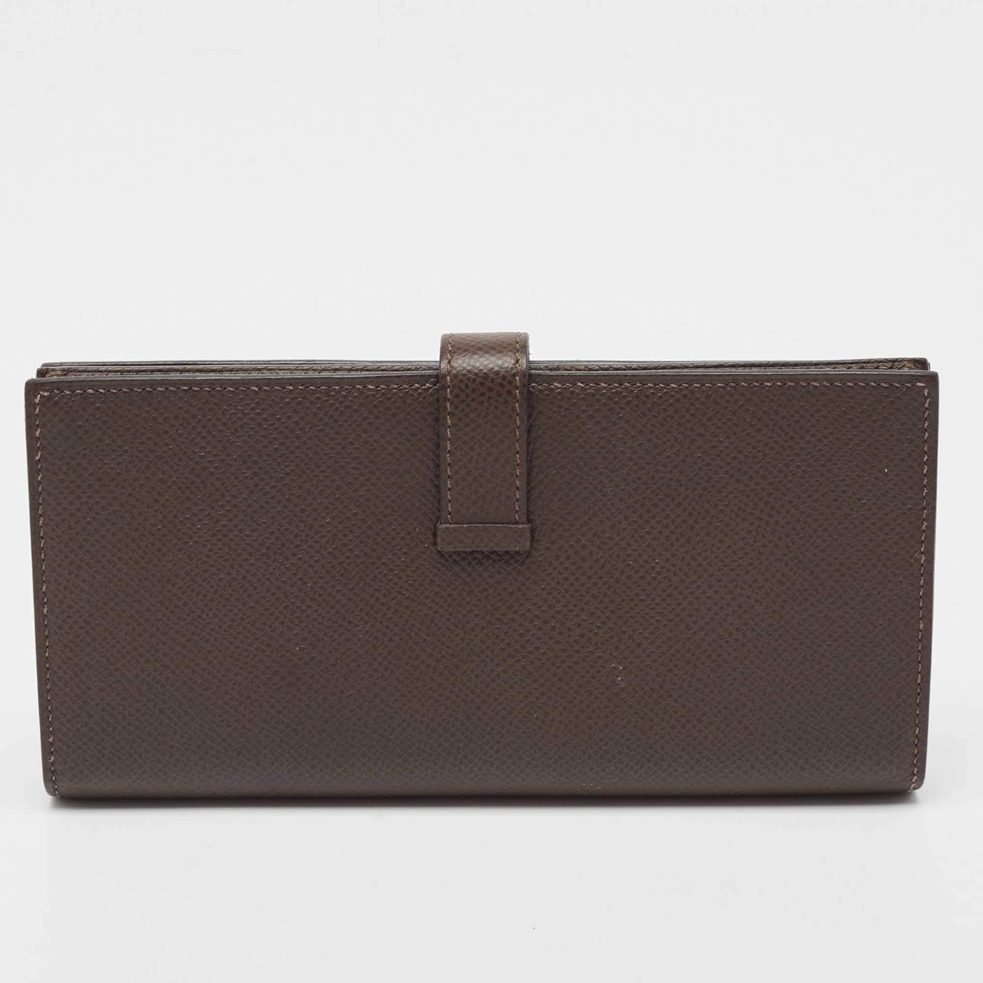 Luxuriously crafted by the House of Hermés, this stunning Bearn Gusset wallet is a must-have accessory for luxury fashion lovers. This wallet carries an elegant appeal and a sleek silhouette. It is great for everyday use.

