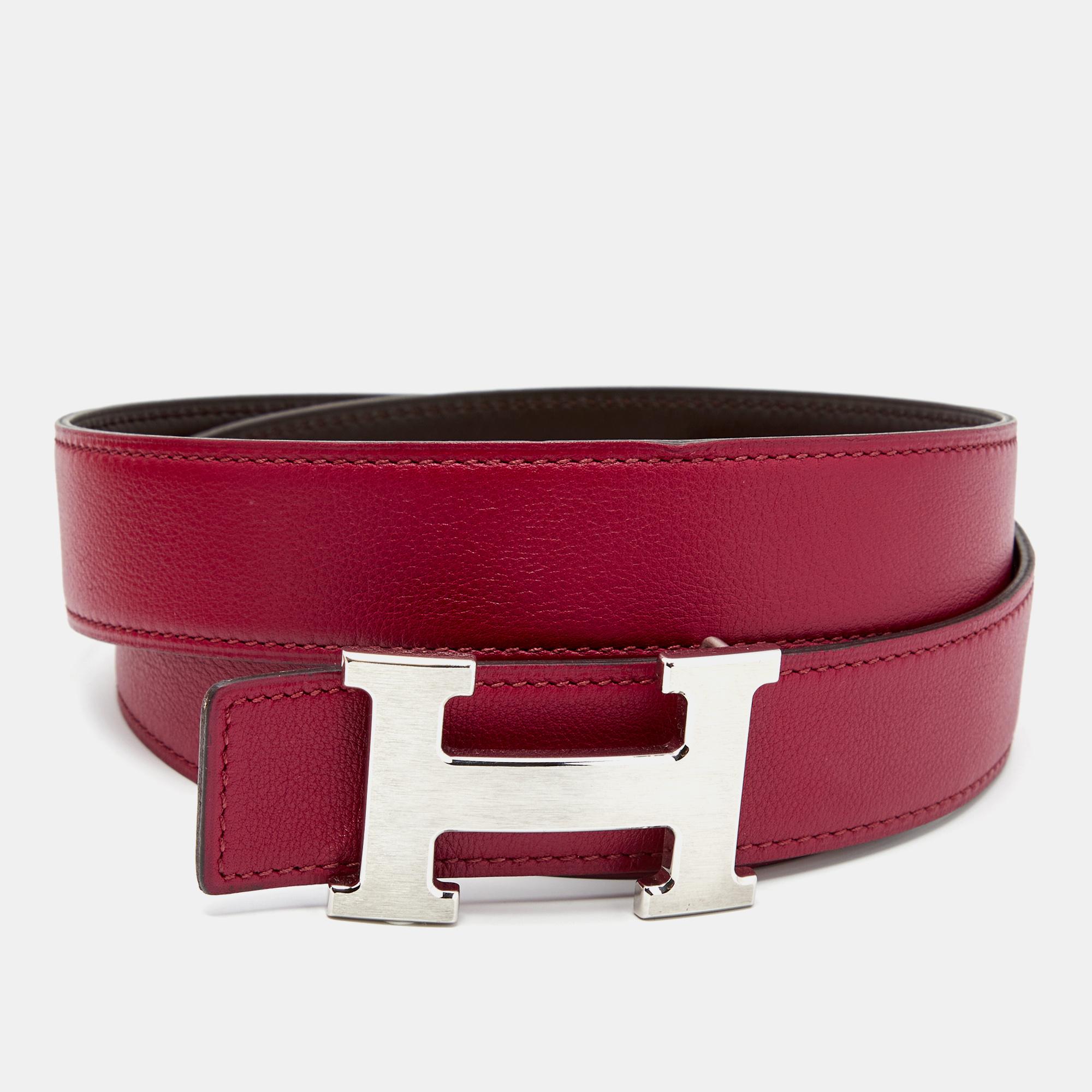This belt from the House of Hermes will definitely elevate the look of your attire. It is created using Chocolat/Tosca Swift and Evergrain leather, which is embellished with an H buckle motif on the front. Elevated with silver-tone hardware, this