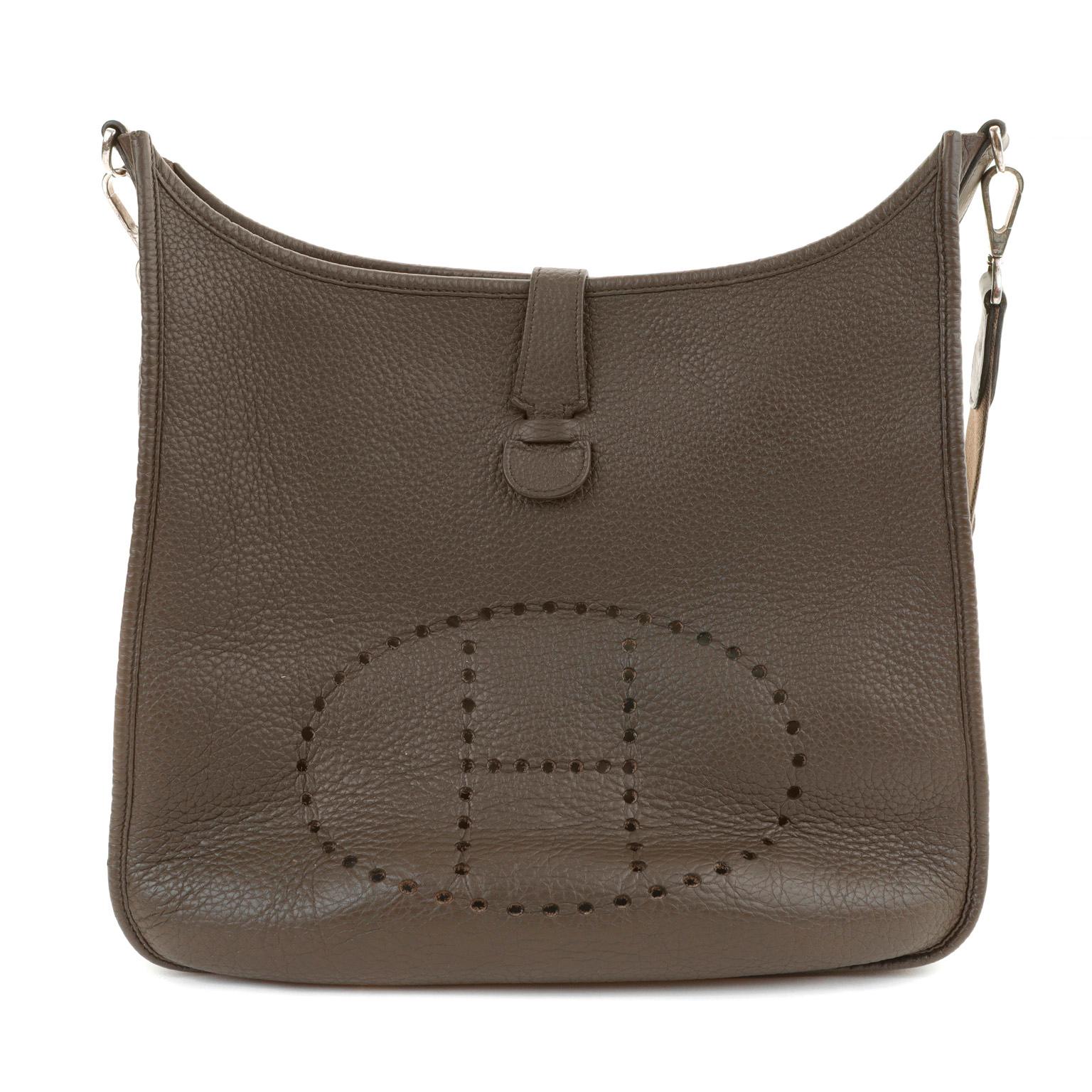 This authentic Hermès Chocolate Brown Evelyne TGM is in excellent condition. Extremely sought after, the Evelyne is an understated day bag that is stylish and practical. The TGM is the largest size produced; suitable for both men and women.

The