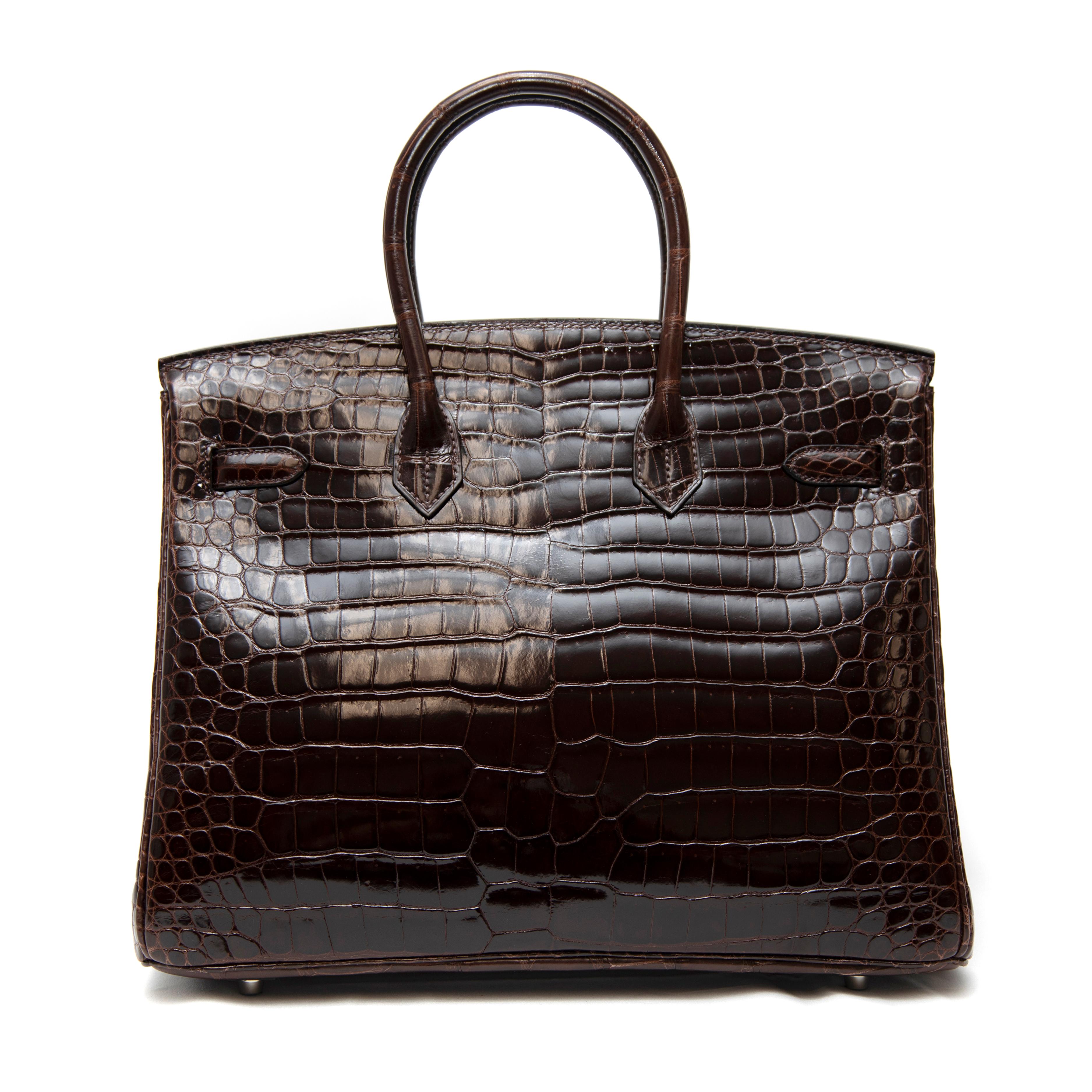 Este Birkin Hermès, una auténtica joya, está confeccionado en lujosa piel de cocodrilo Porosus marrón chocolate y ofrece una elegancia atemporal y una artesanía inigualable. El cocodrilo Porosus es conocido por su refinado y simétrico patrón de