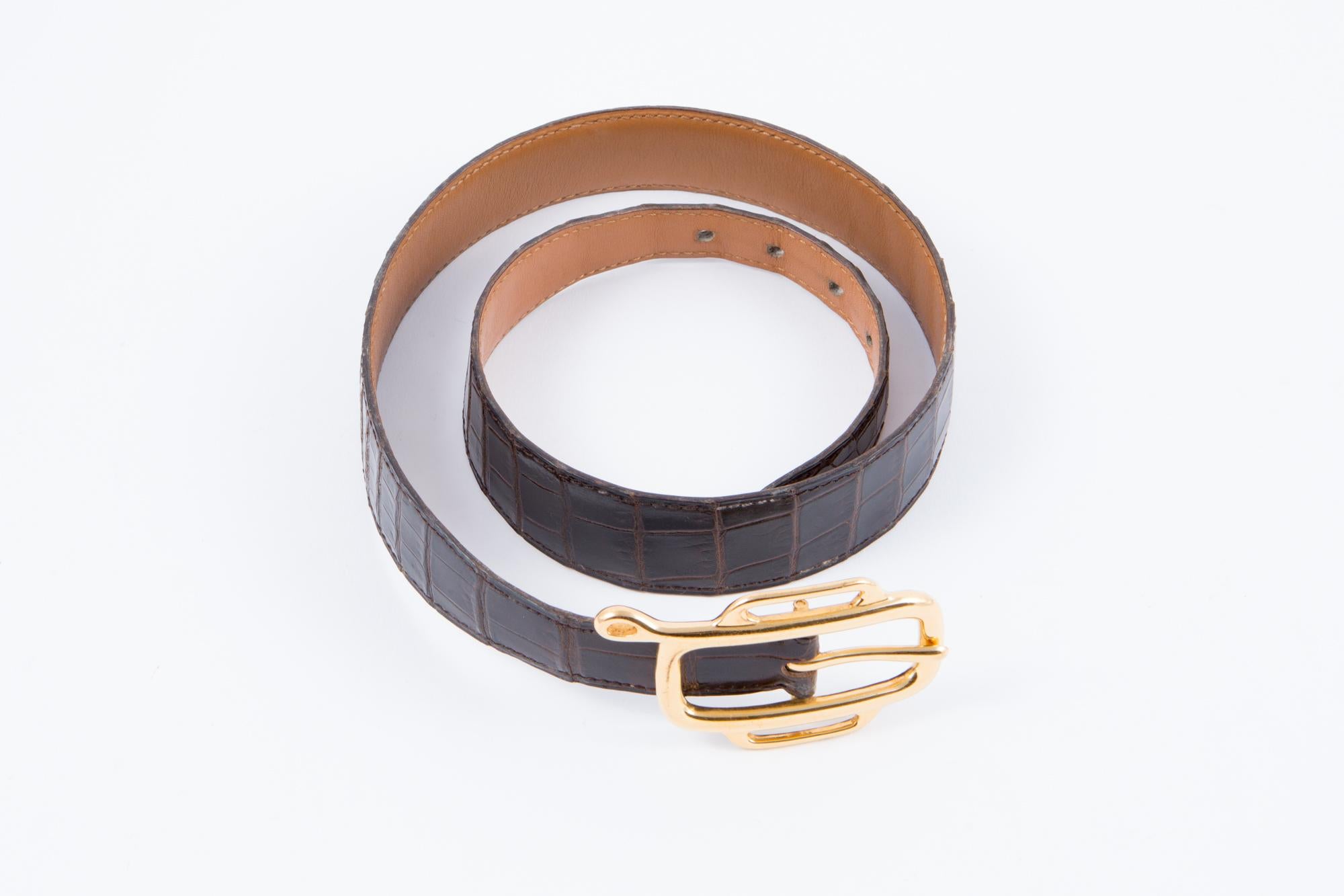 Gorgeous chocolate leather Hermès belt featuring a plated gold hook buckle,  a crocodile effect, a camel inside leather and an inside stamp in gold tone HERMES Paris Made in France 
Length: 31,4 in. (80cm)
Width: 1.18in. (3cm) 
In good vintage