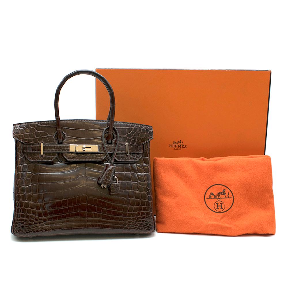Hermes Chocolate Shiny Porosus Crocodile Leather 30cm Birkin Bag. 

Alter: 2008 
Seriennummer: [L]  
Farbe ist Schokolade Glänzend Porosus Krokodil
Zwei gerollte Griffe oben
Charakteristischer Twist-Lock-Verschluss
Signatur palladierte Hardware,