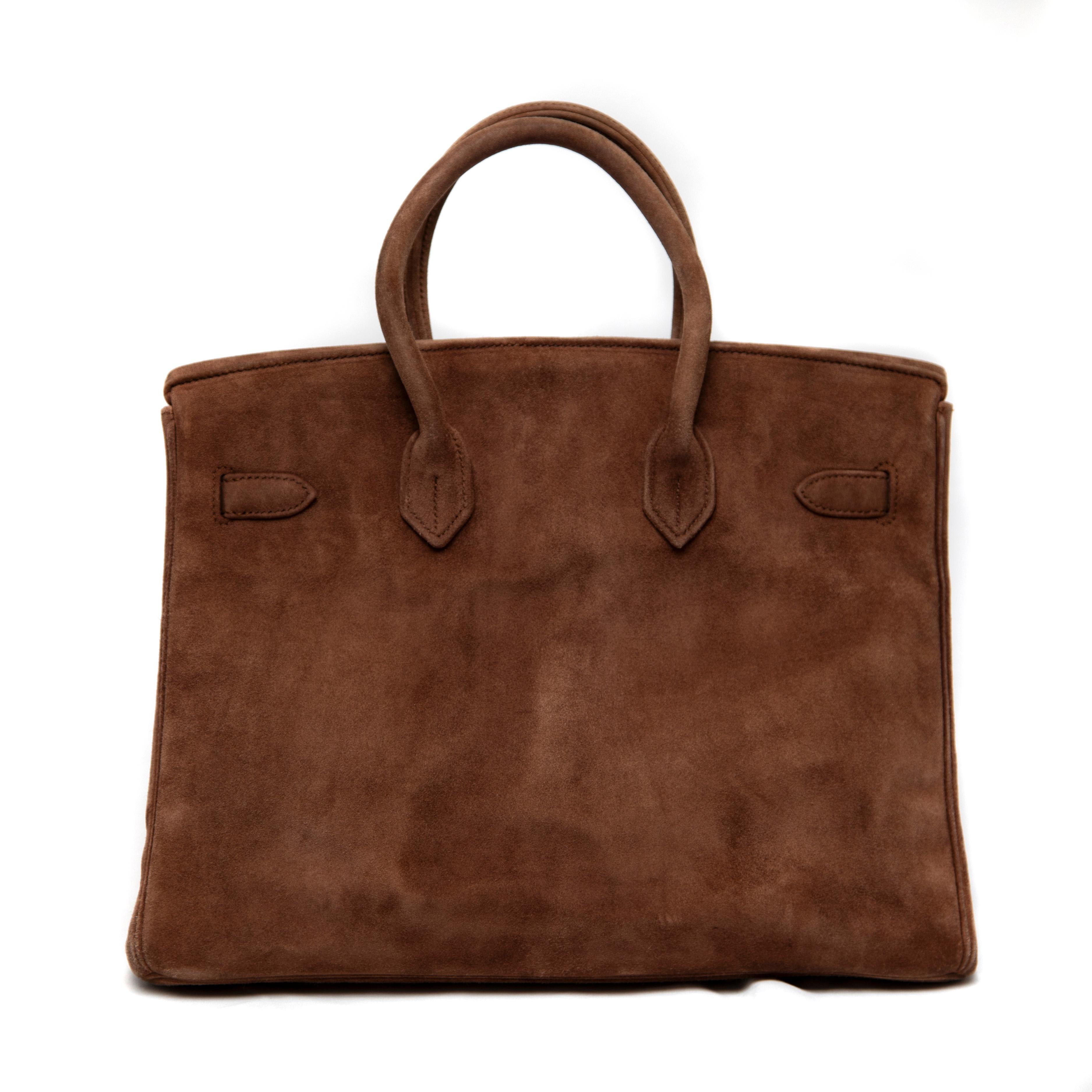 Diese Hermès Birkin 35CM aus hochwertigem Chocolate Veau Doblis Wildleder strahlt zeitlose Eleganz und raffinierten Luxus aus. Die weiche und samtige Textur des Doblis-Wildleders passt wunderbar zu den warmen, goldglänzenden Beschlägen und sorgt für