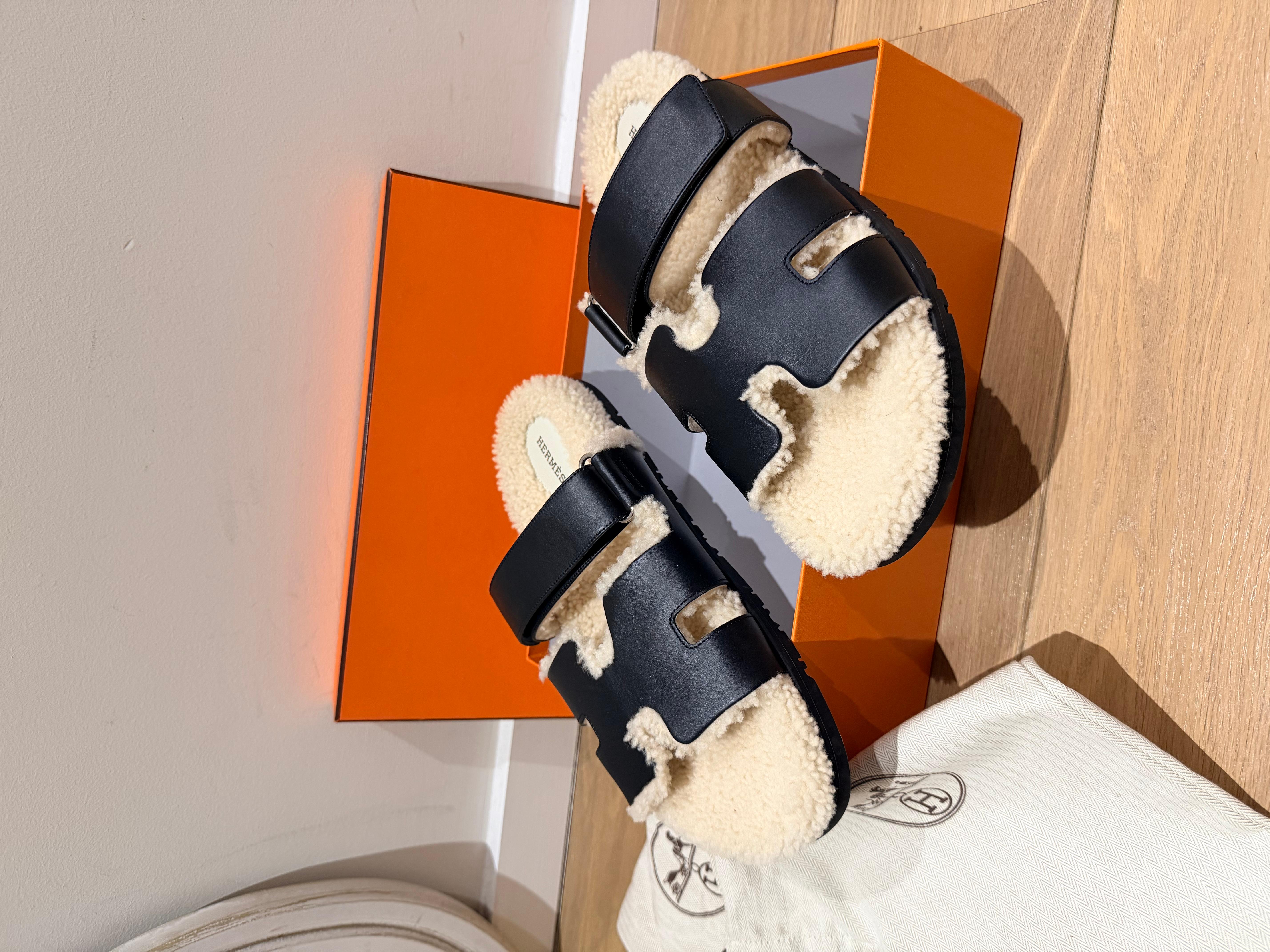 Sandales en shearling noir Hermes Chypre Neuf - En vente à London, England