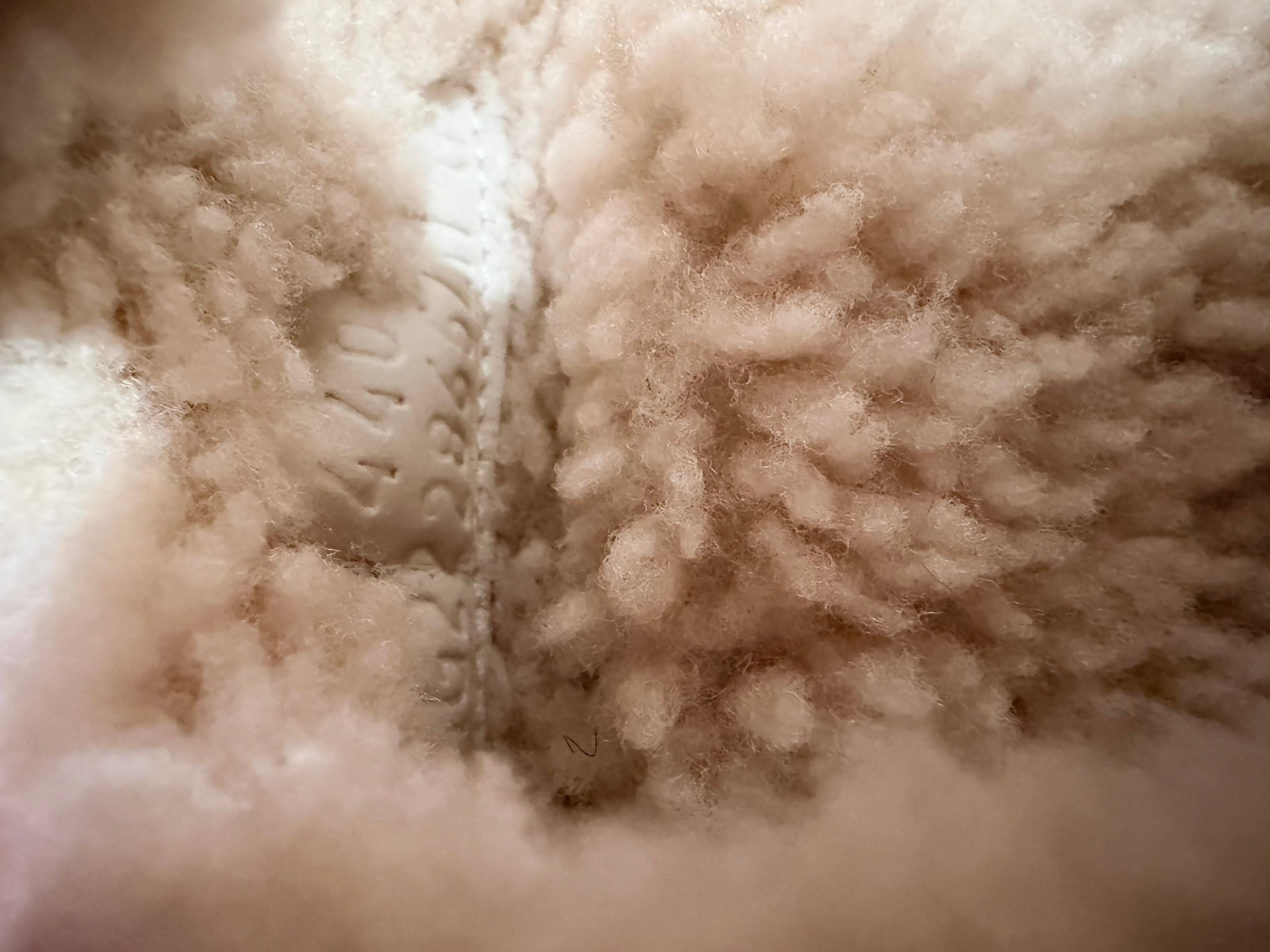 Sandales en shearling noir Hermes Chypre en vente 1