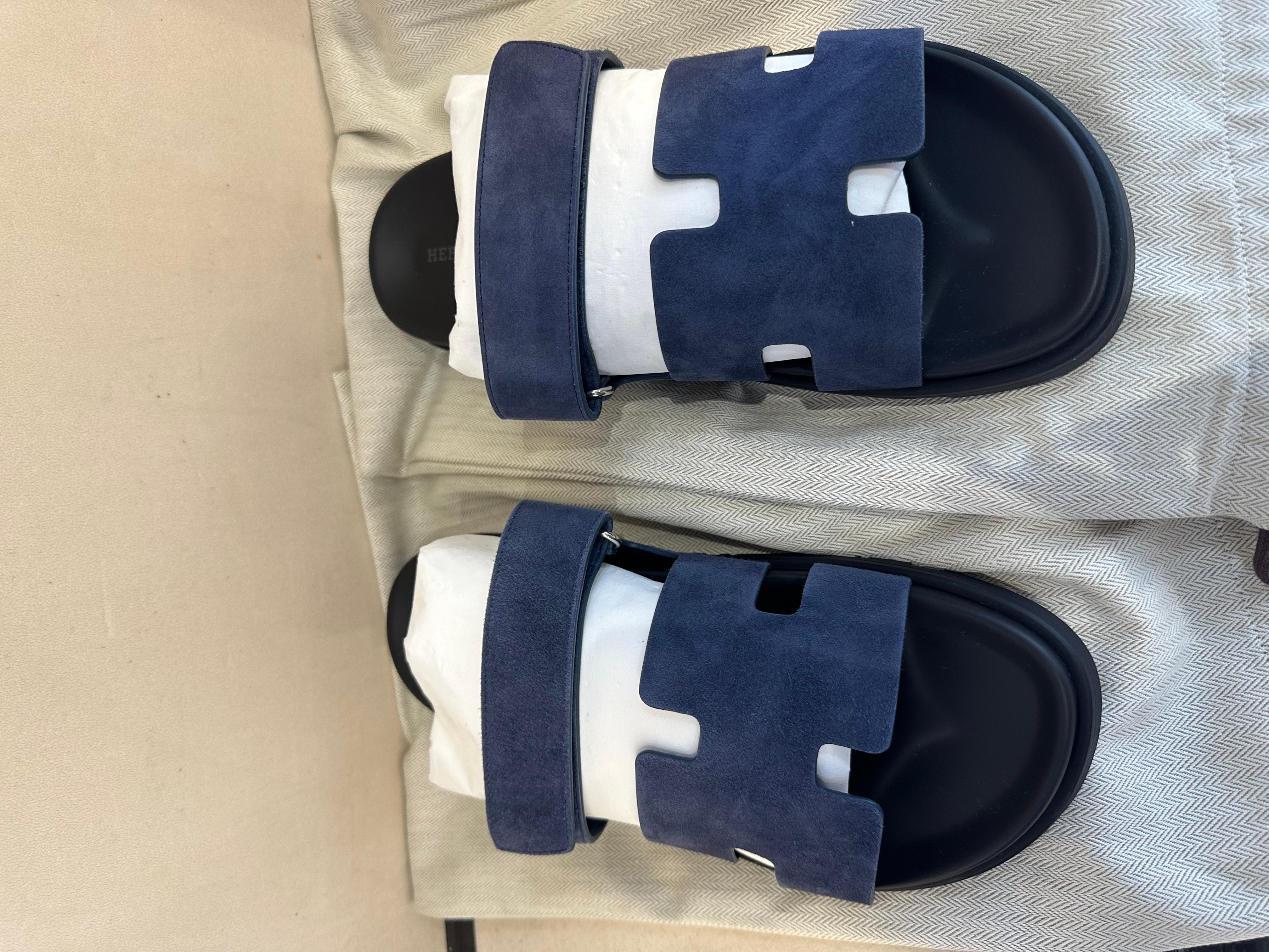 Hermes Chypre Blue Suede Sandals 

-Techno-sandal in suede goatskin with rubber sole and adjustable strap.
-H logo strap 
-Open toe & heel 

Material: Leather Suede 

Size 44
