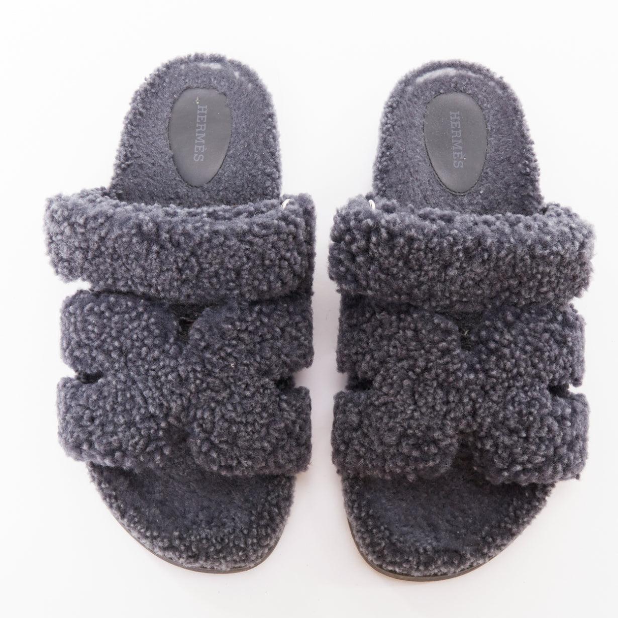 HERMES Chypre grey shearling H adjustable strap techno sandal EU41
Reference: CNLE/A00445
Brand: Hermes
Model: Chypre
Material: Shearling
Color: Grey
Pattern: Solid
Closure: Magic Tape
Lining: Black Leather
Extra Details: Techno-sandal in shearling