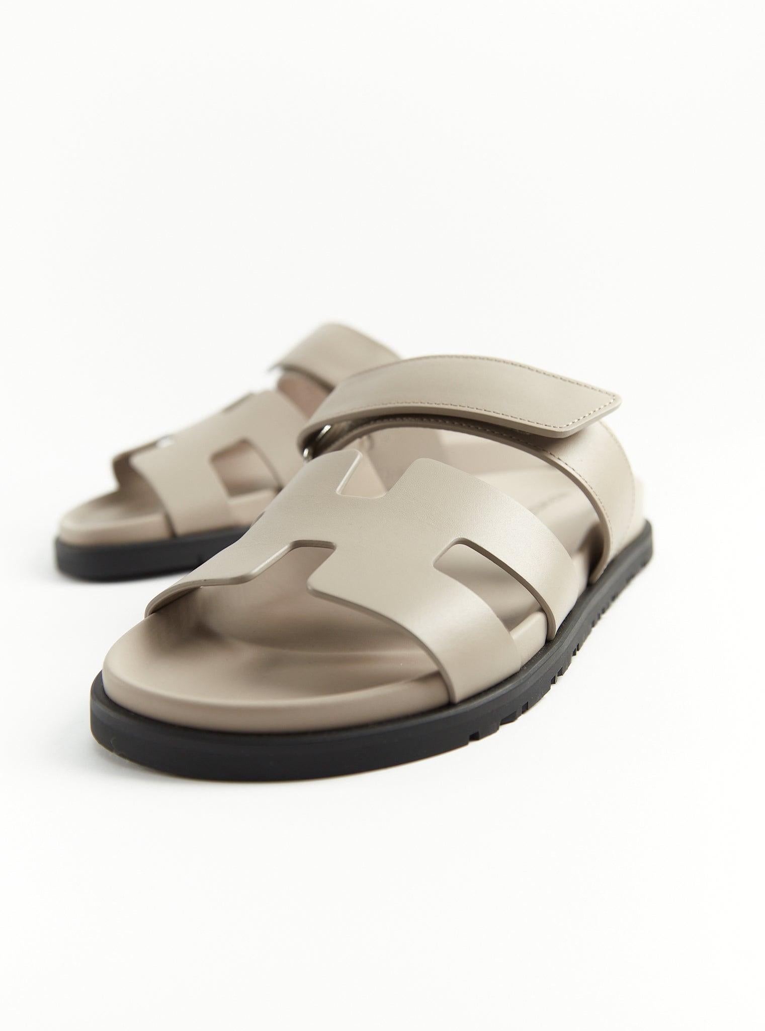 Hermès Techno-sandal in calfskin with rubber sole and adjustable strap

Beige calfskin insole and goatskin lining 

Accompanied by: Hermès box, dust bags and ribbon

Size 36

*Box corner damaged